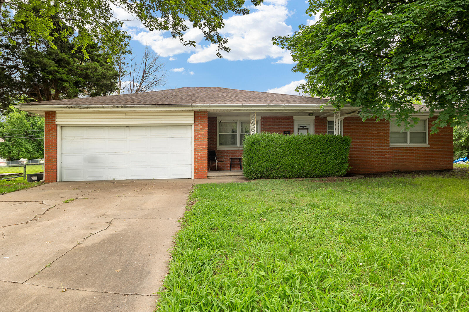 2215 East Sharon Property Photo 1