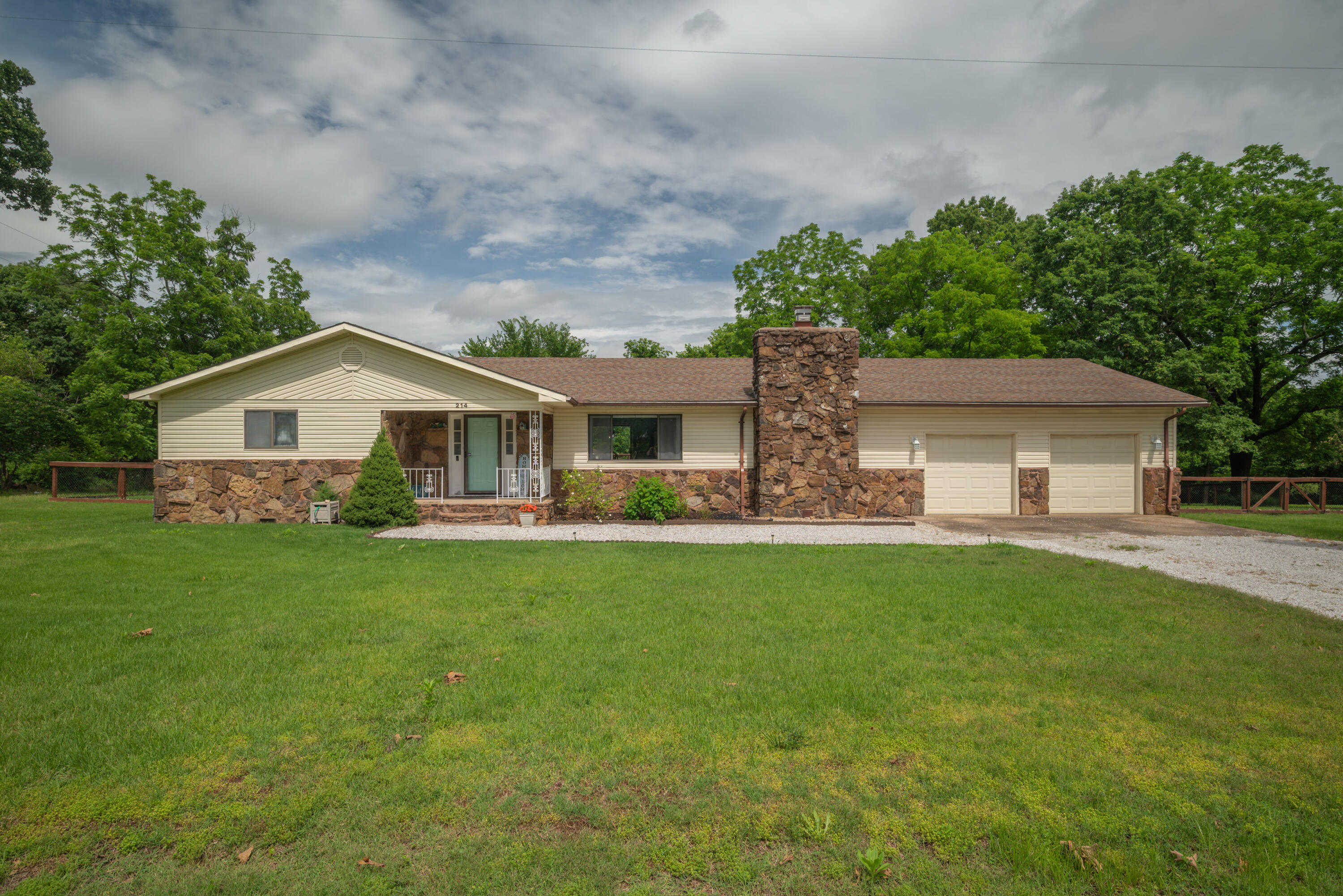 214 South Ozark Trail Property Photo 1