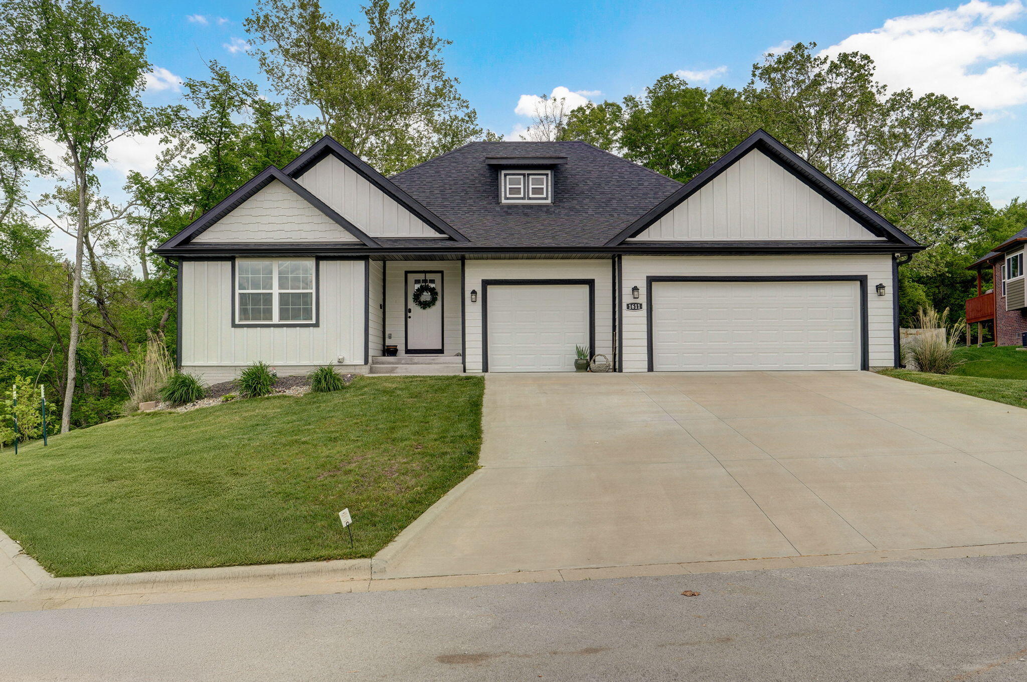 1611 East Hayloft Drive Property Photo 1