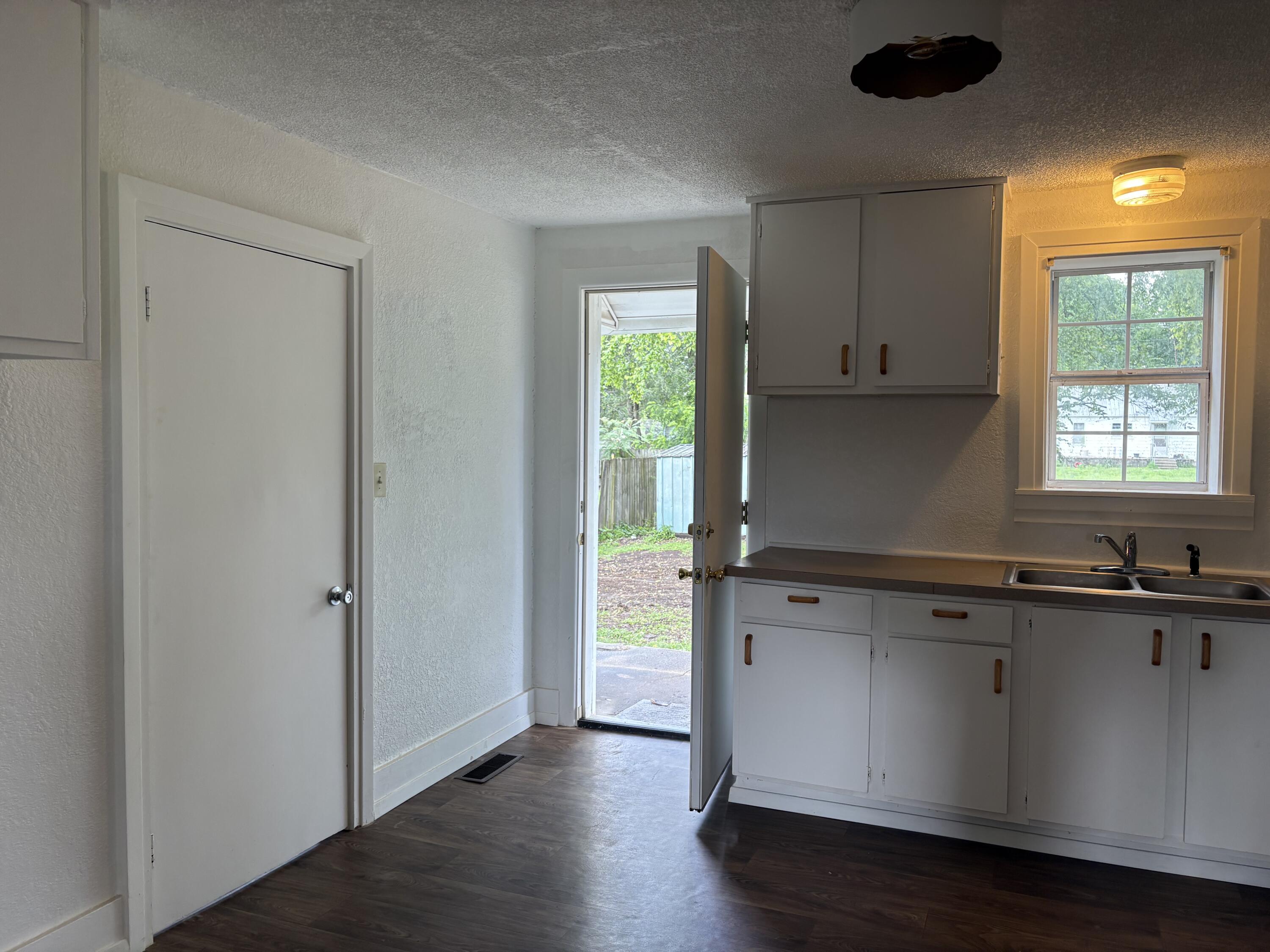1003 Truman Property Photo 12