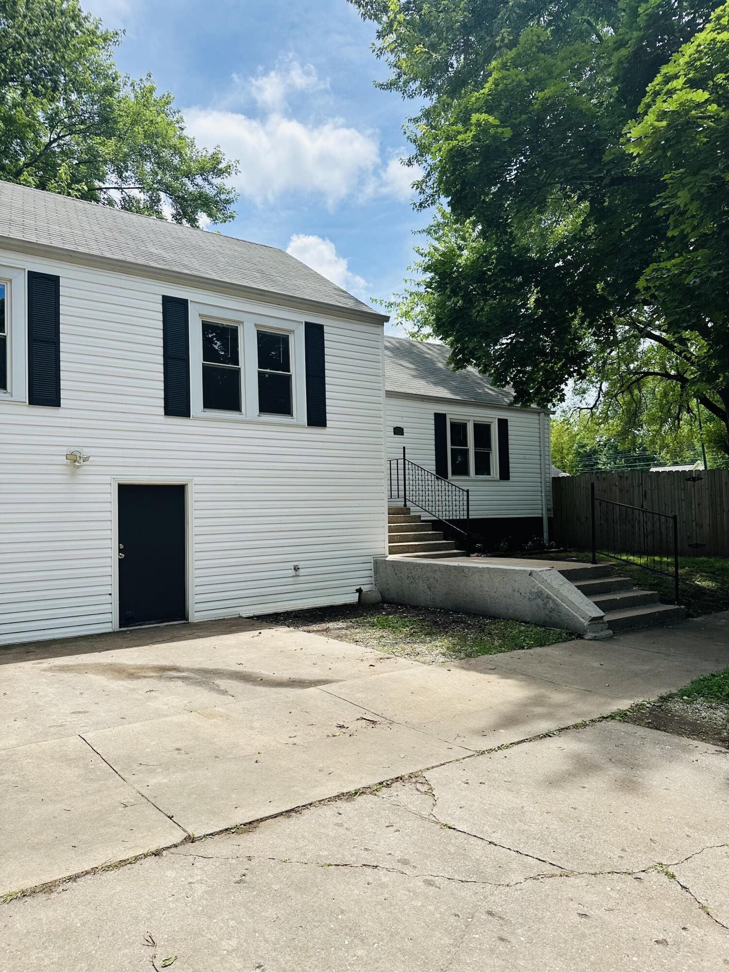 652 West Hovey Street Property Photo 3