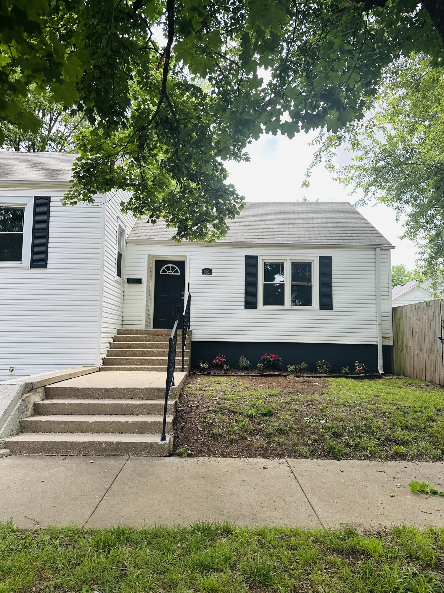 652 West Hovey Street Property Photo 5