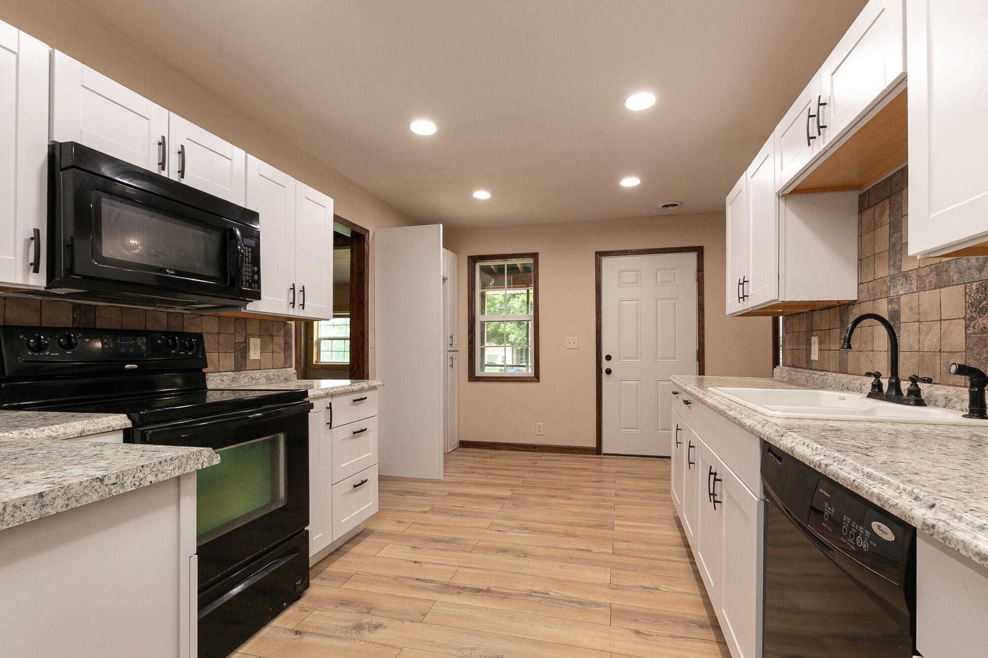 311 College Street Property Photo 6
