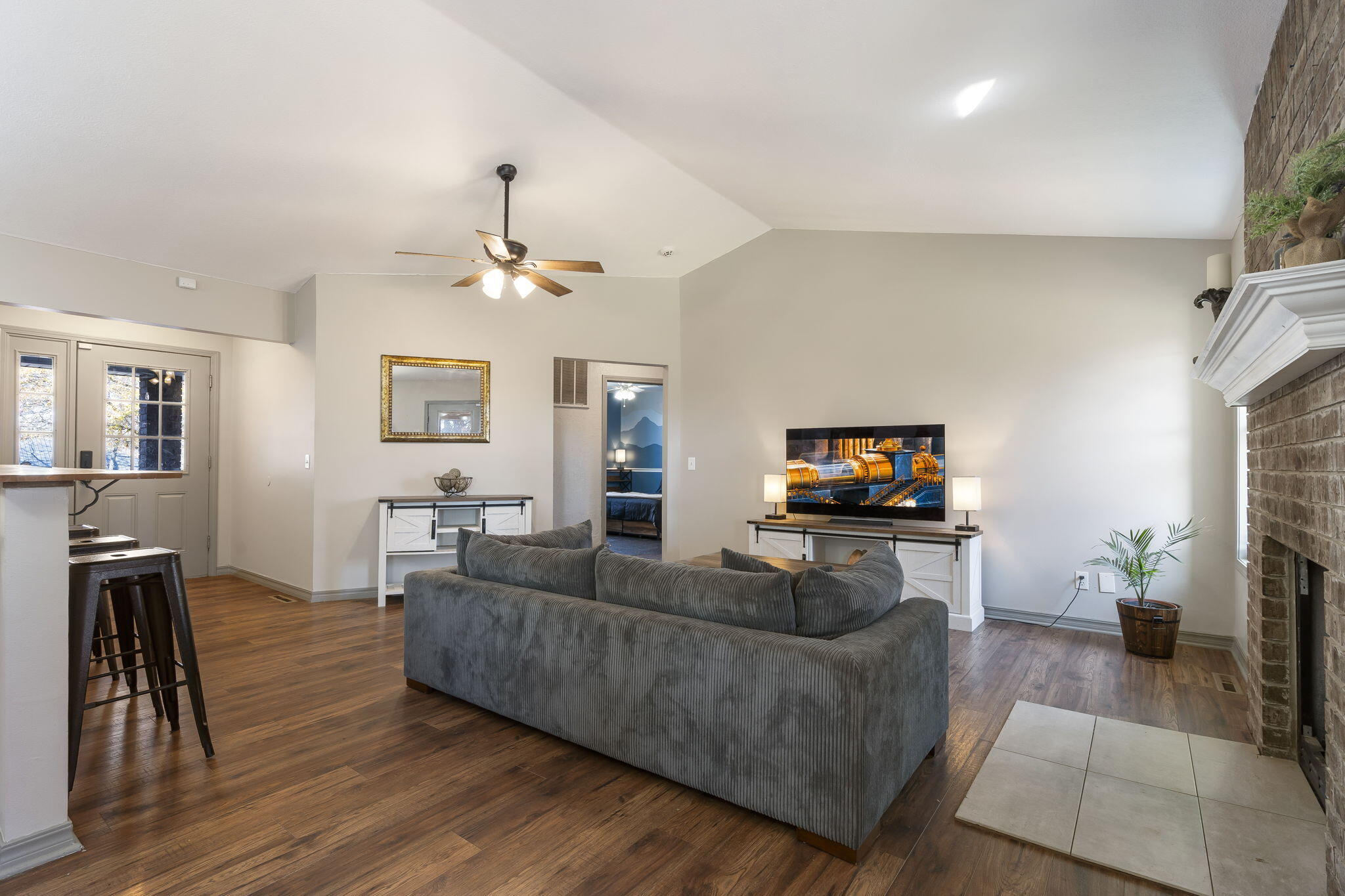 245 Country Hills Drive Property Photo 4