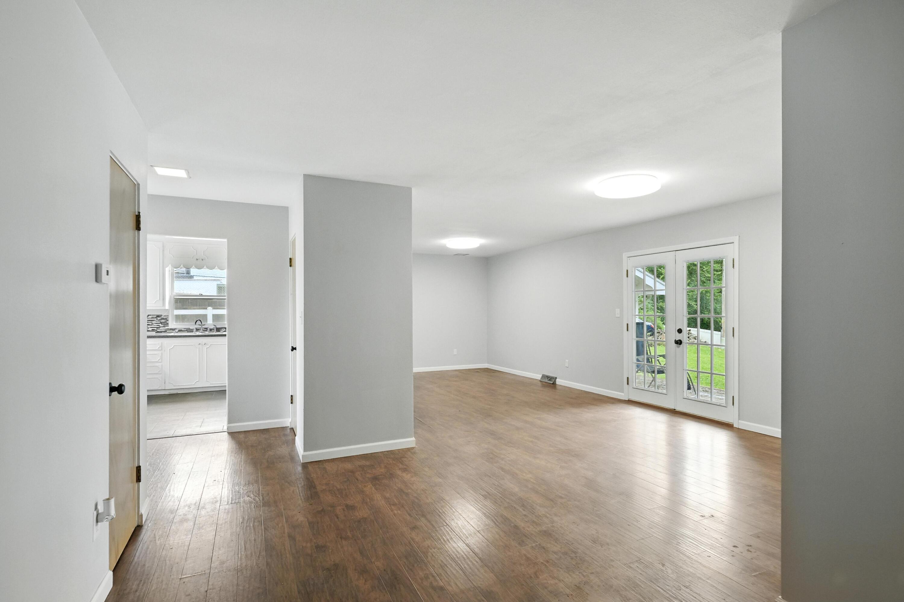 711 West South Street Property Photo 5