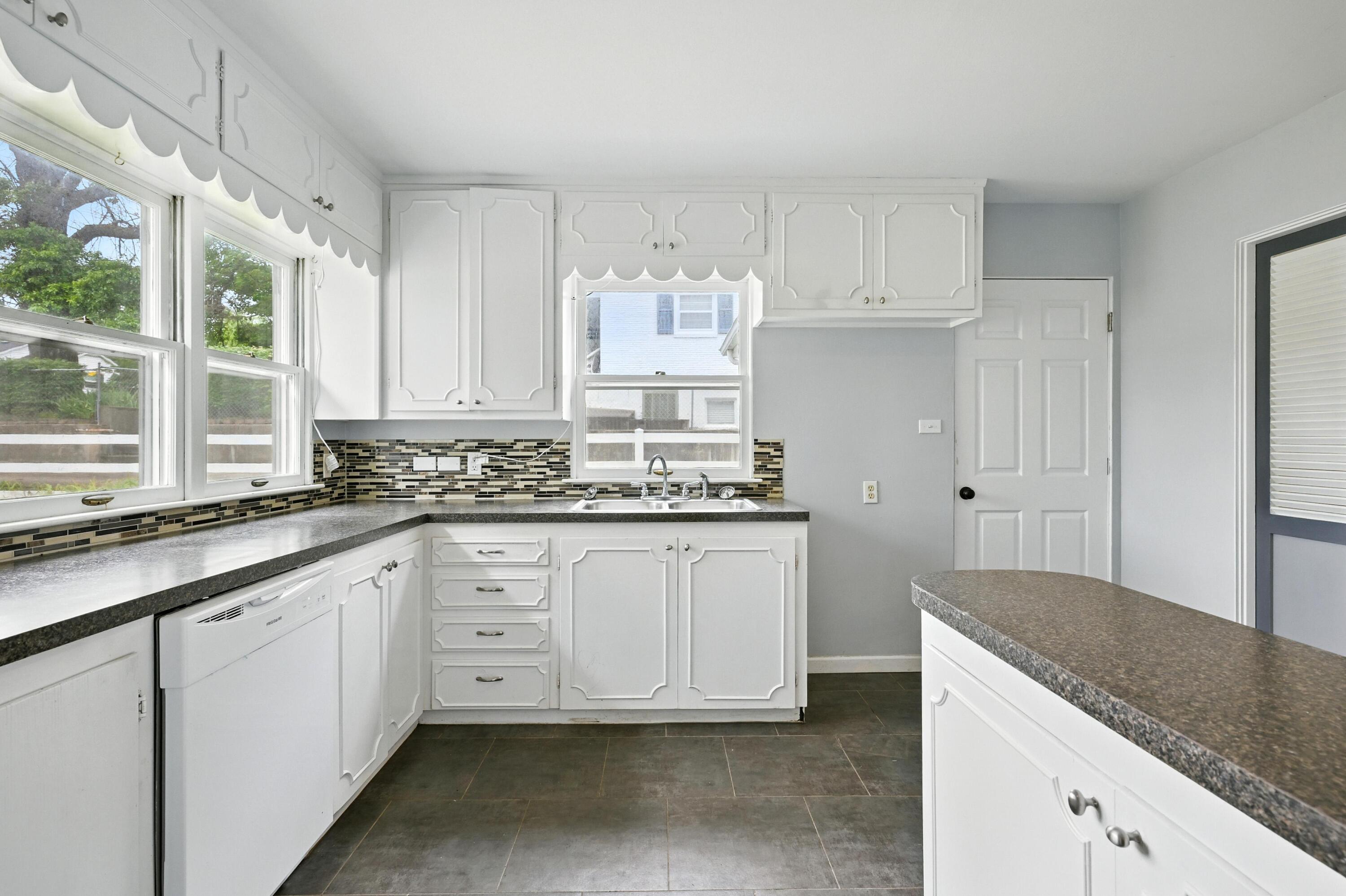 711 West South Street Property Photo 11