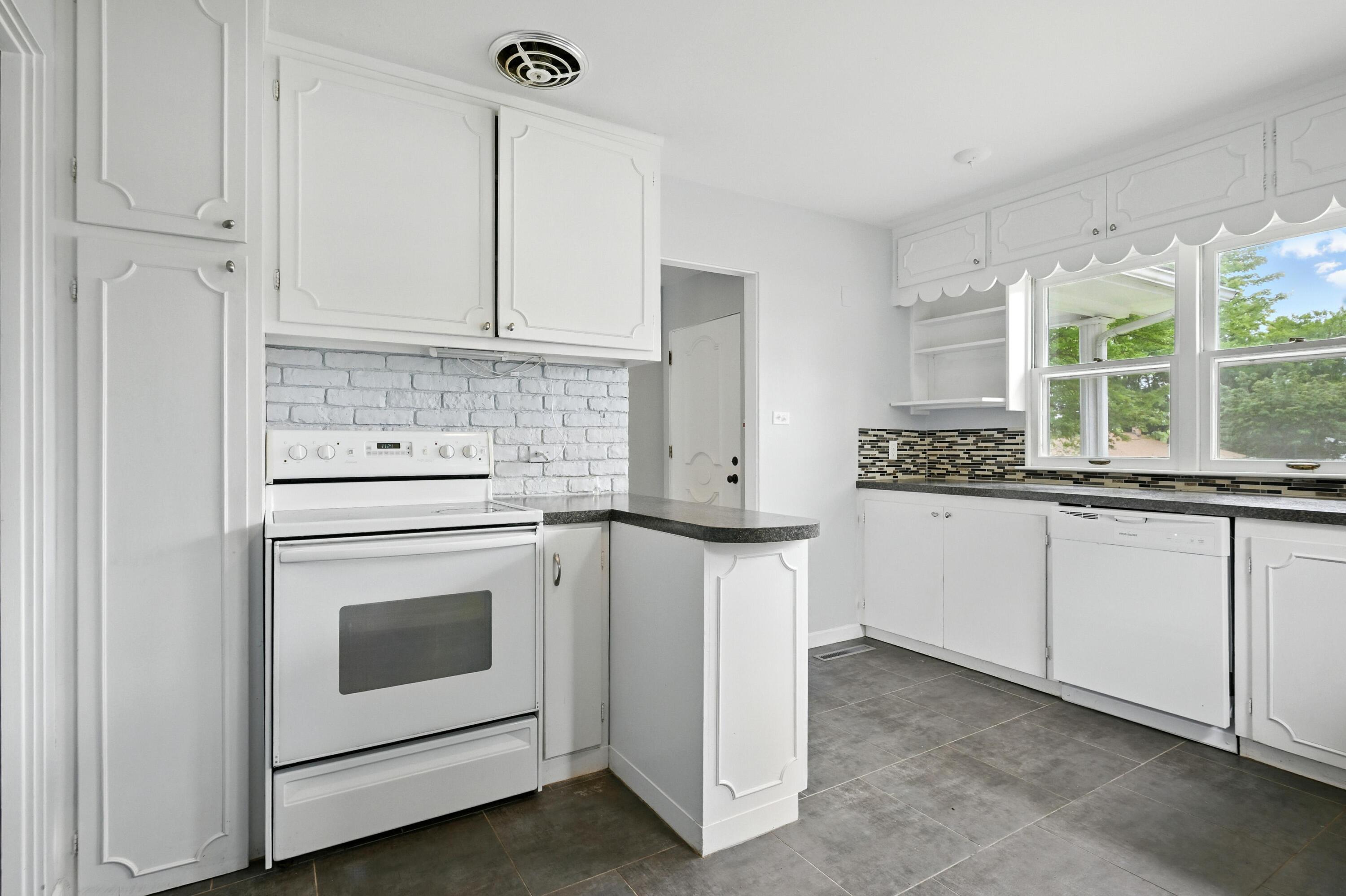 711 West South Street Property Photo 13