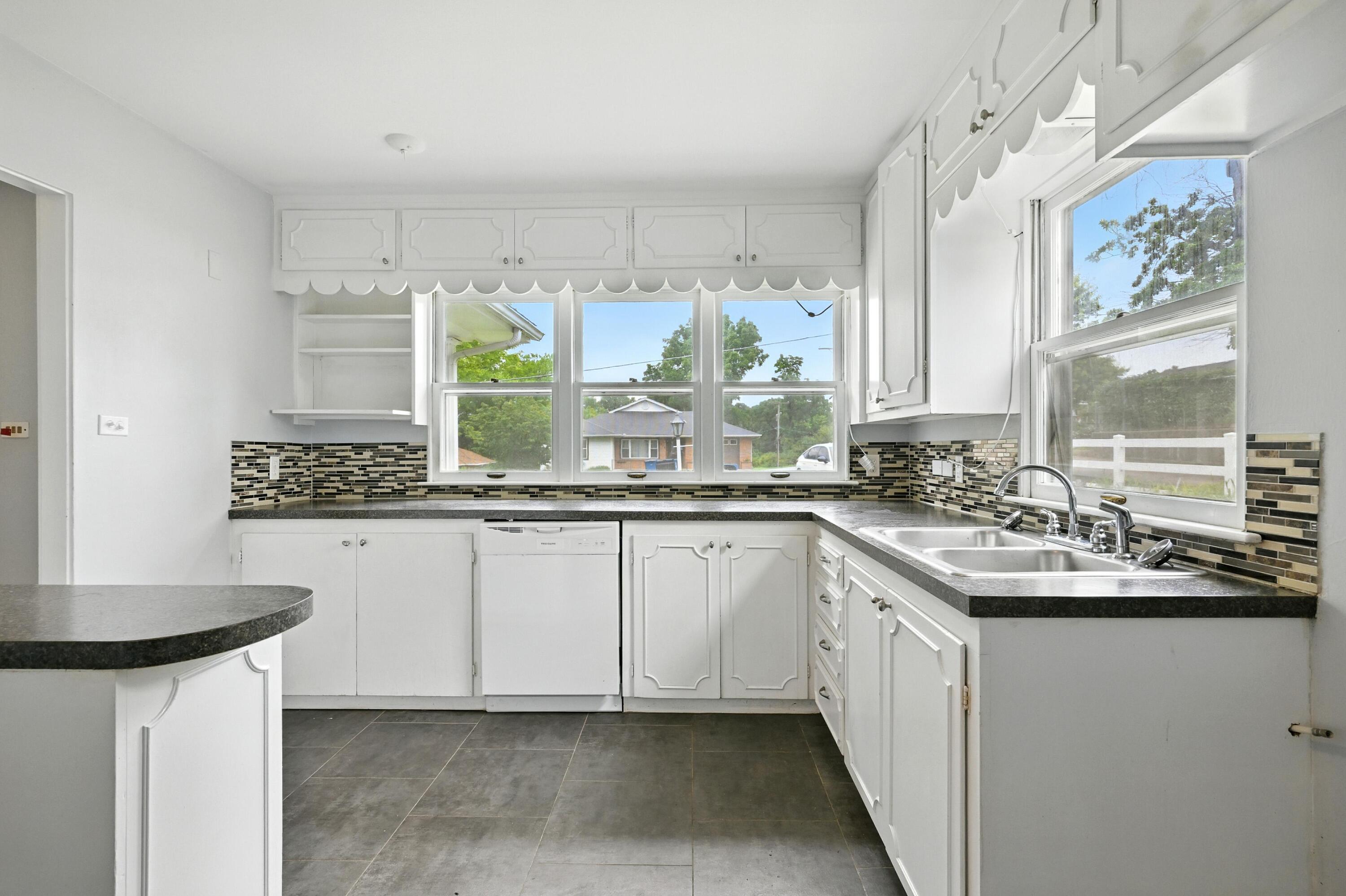 711 West South Street Property Photo 14