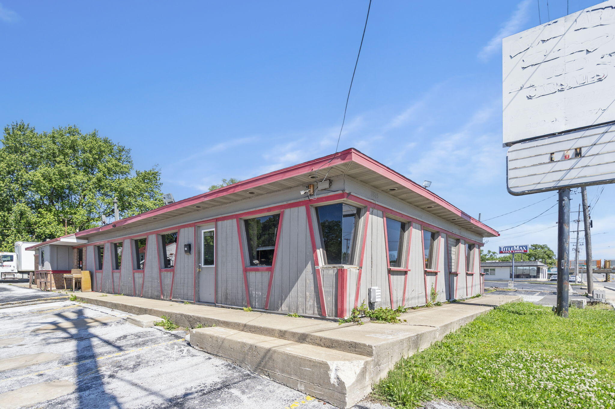1815 North Glenstone Avenue Property Photo 4