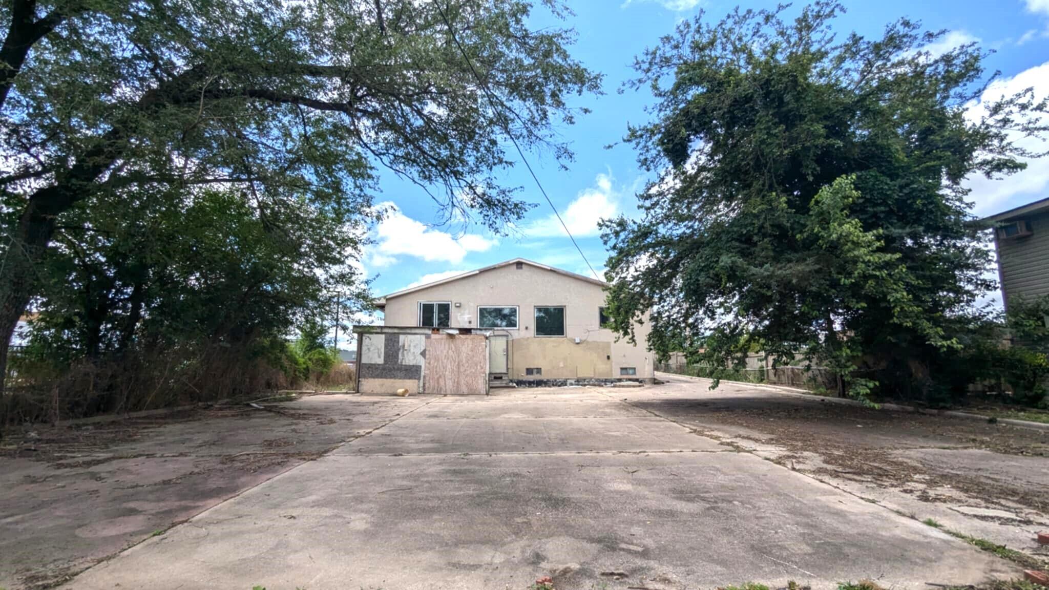 2122 South Glenstone Avenue Property Photo 4