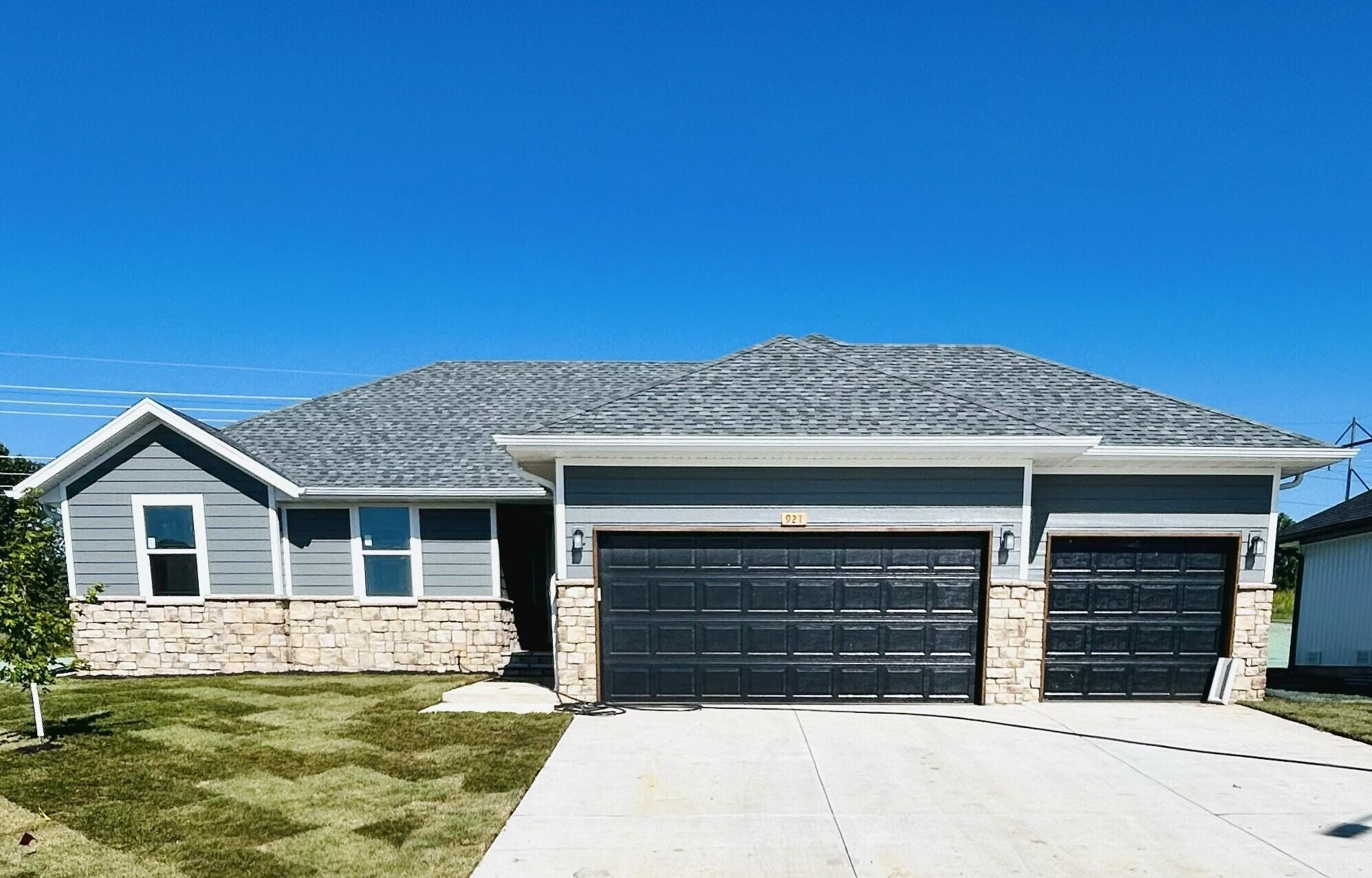 921 South Deerfield Court Property Photo 1