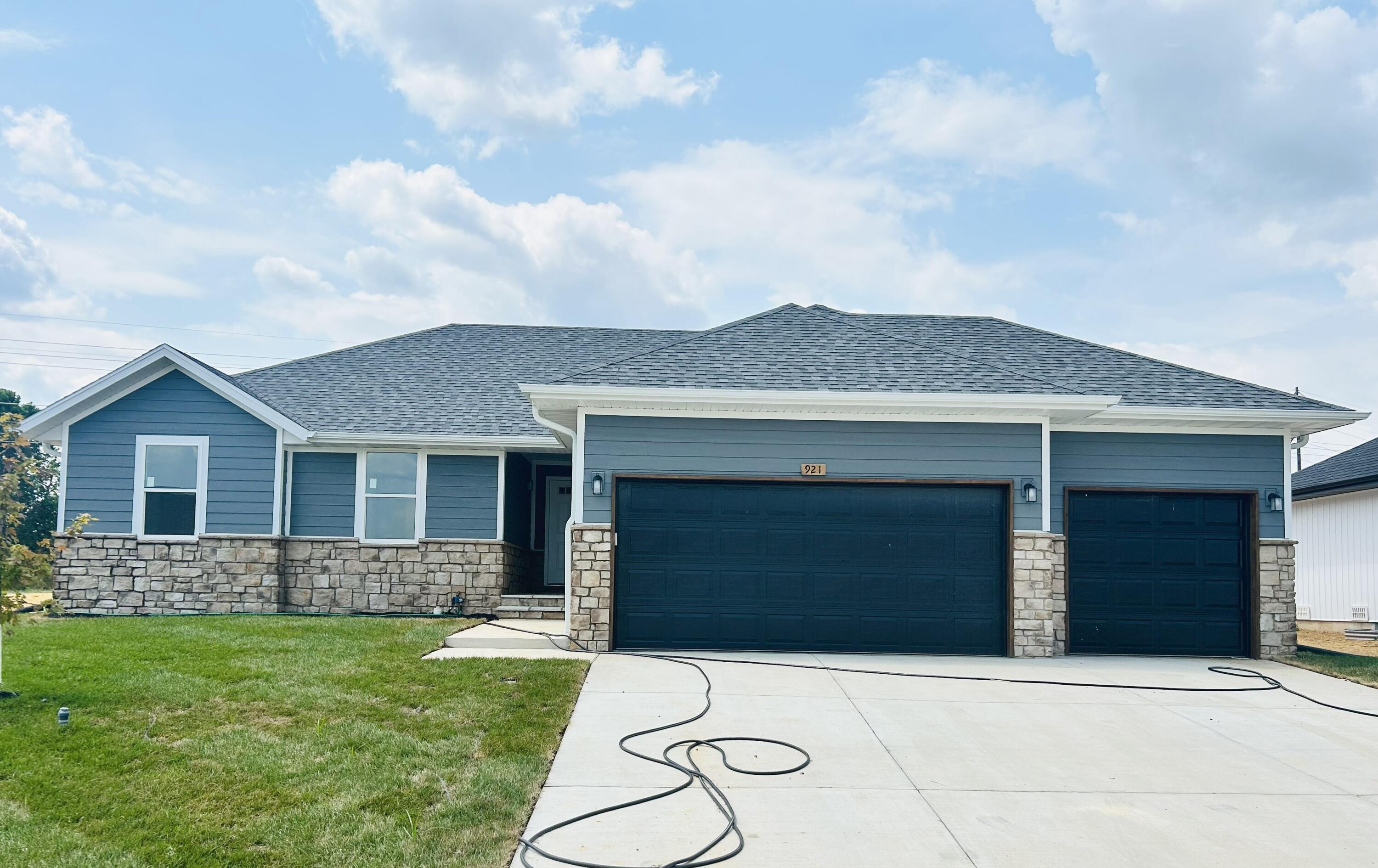 921 South Deerfield Court Property Photo 1
