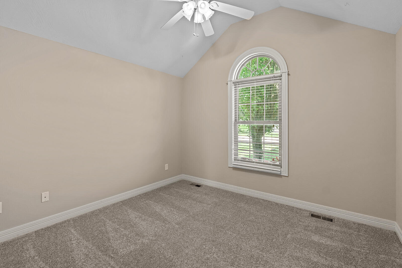 628 North Alexandria Street Property Photo 24