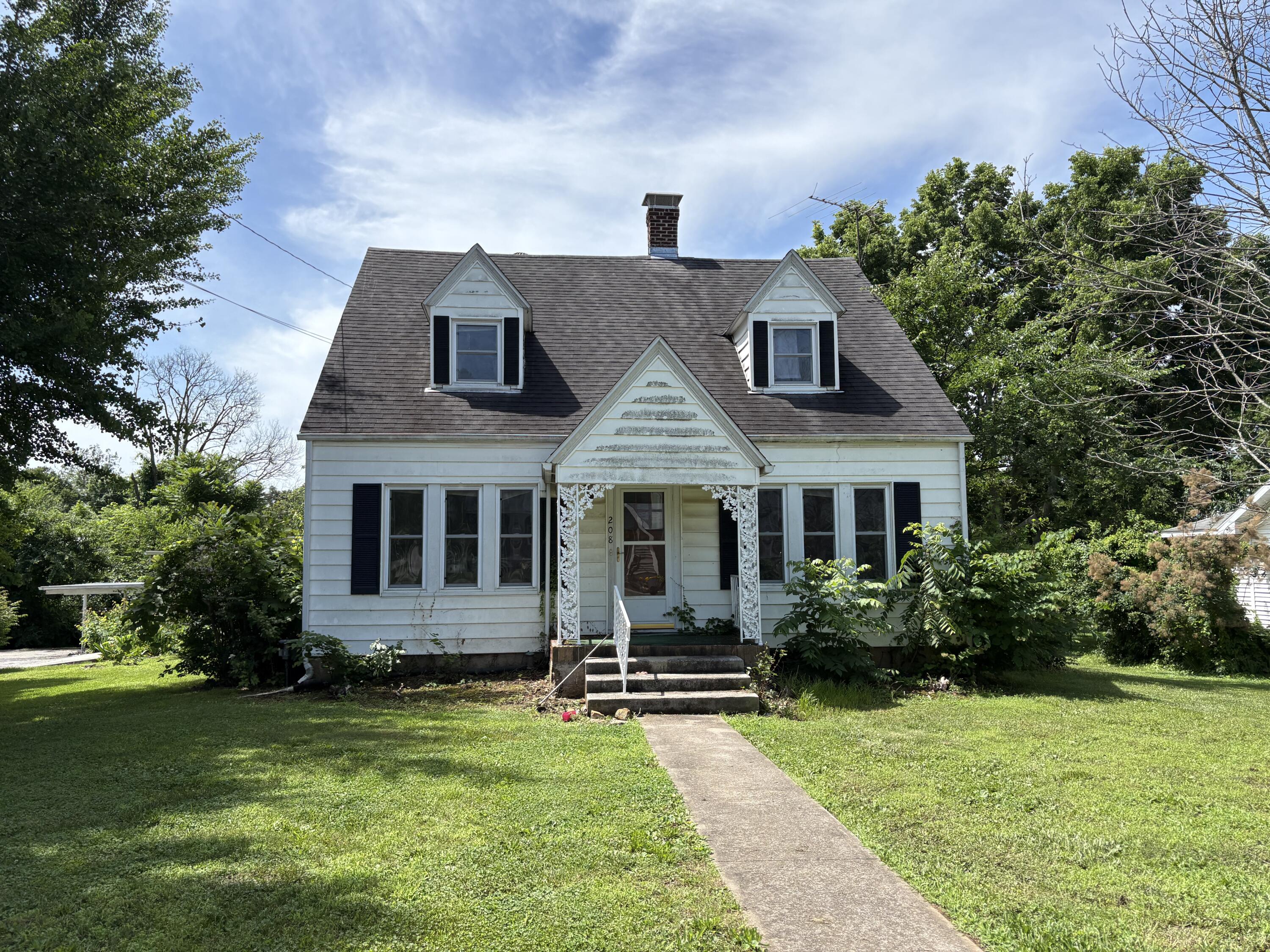 208 West Oak Property Photo 1