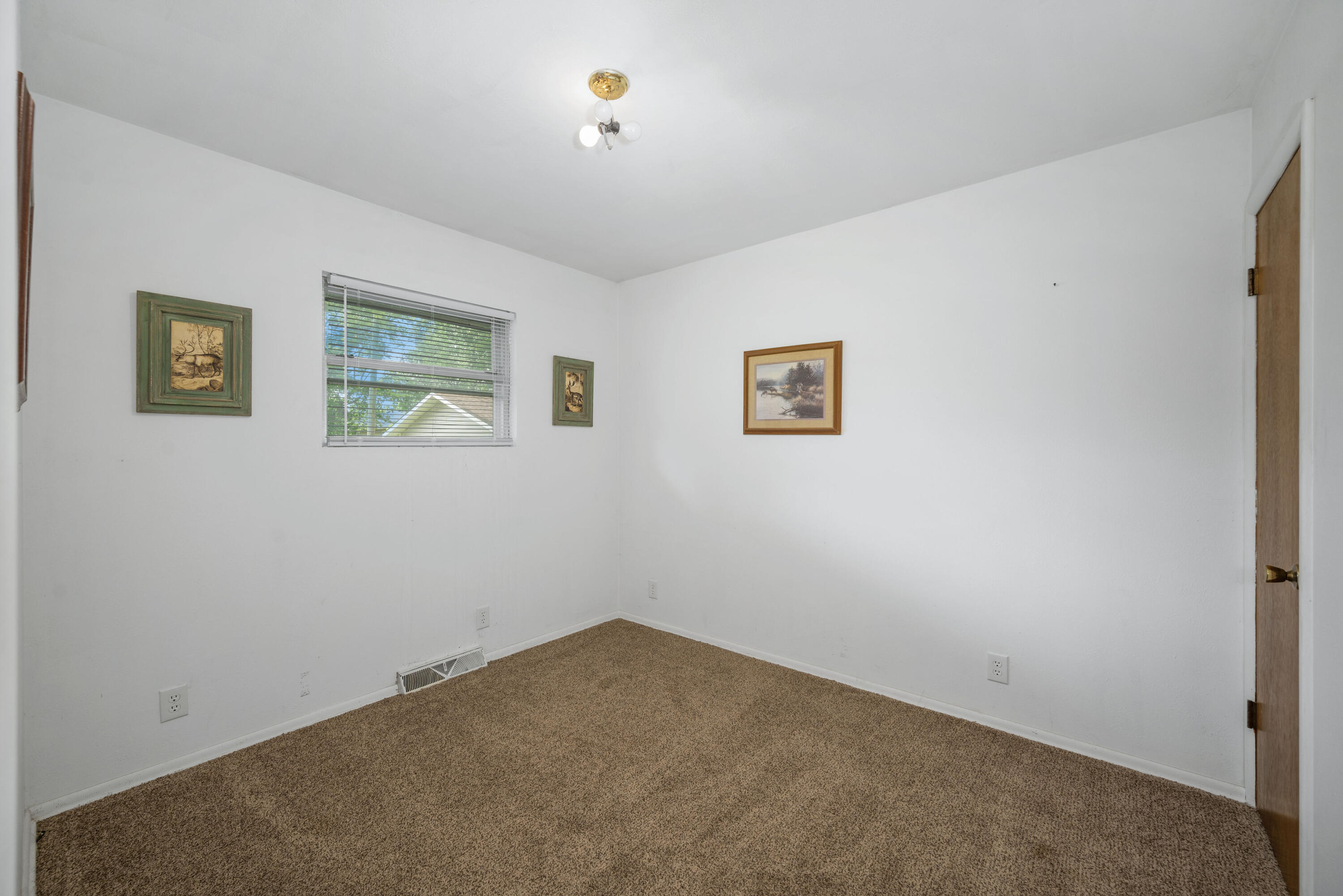 212 North School Street Property Photo 11