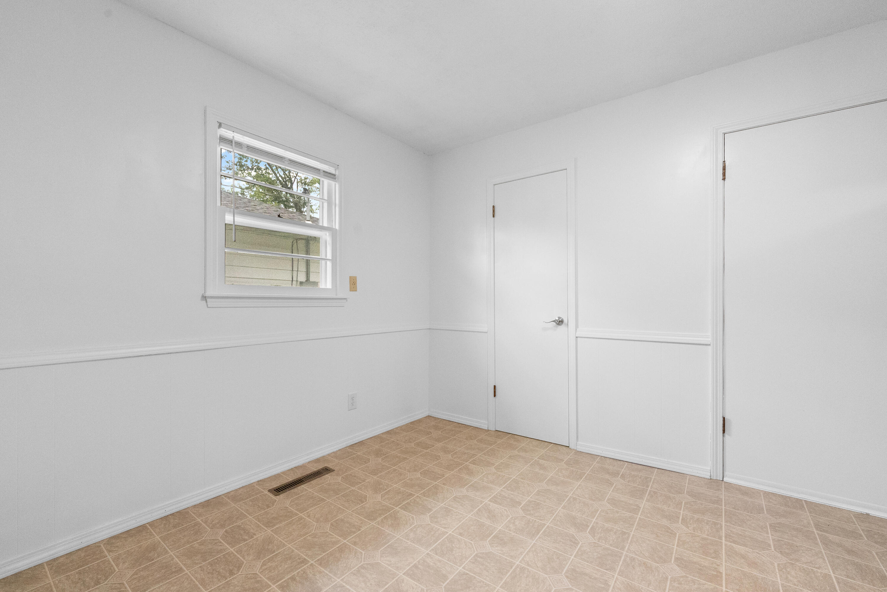 1541 East Crestview Street Property Photo 8