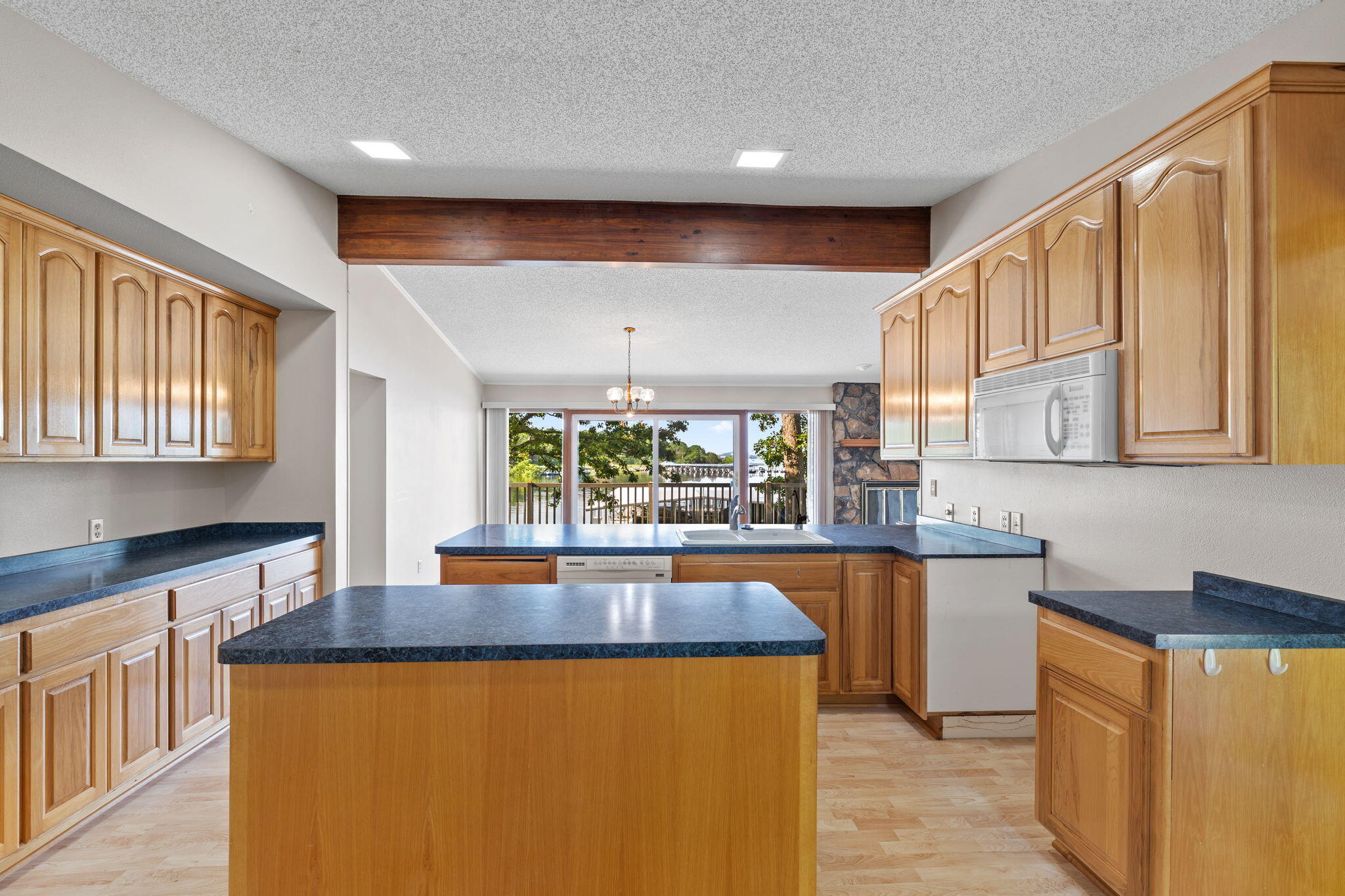 100 Sunshine Lane Property Photo 6