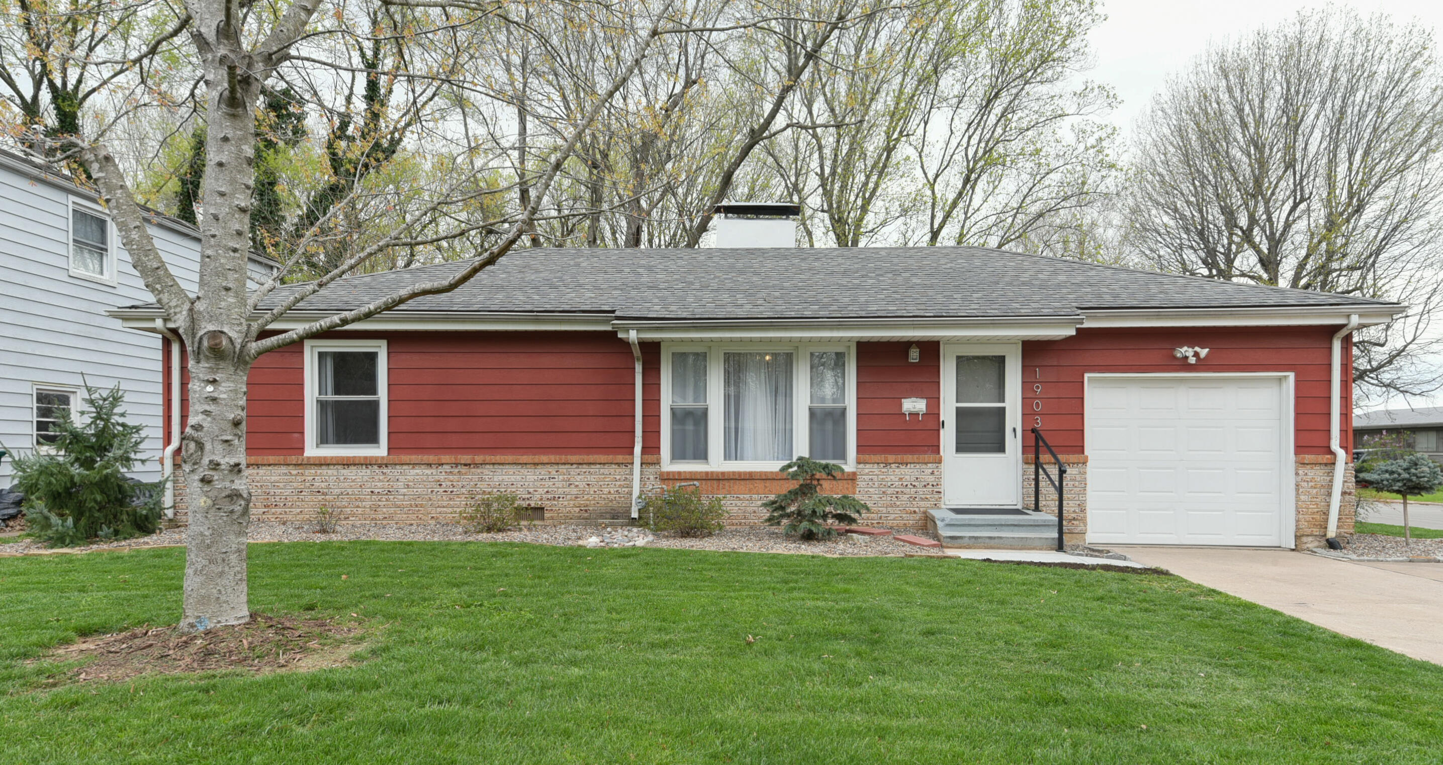 1903 South Robberson Avenue Property Photo 1