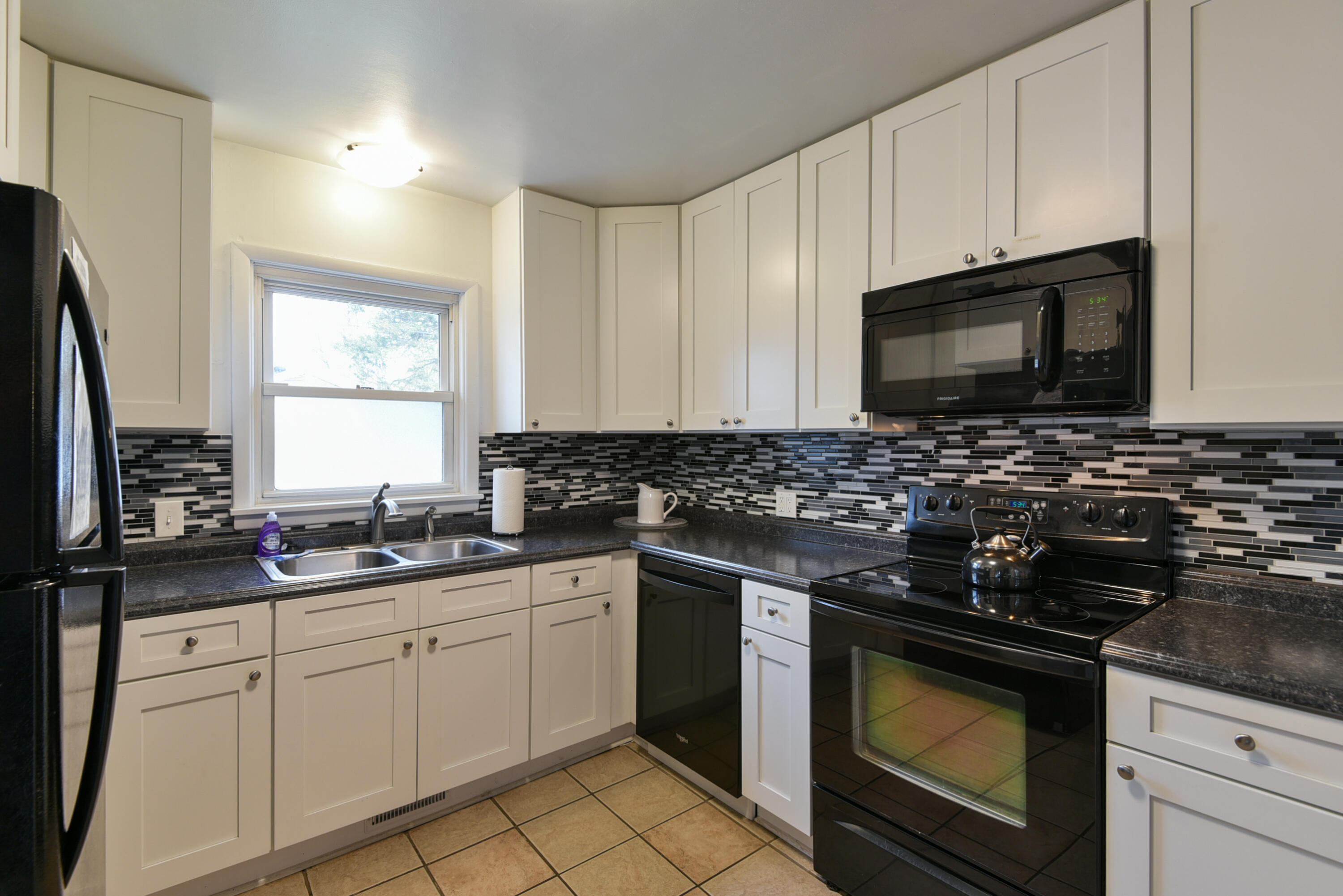 1903 South Robberson Avenue Property Photo 9