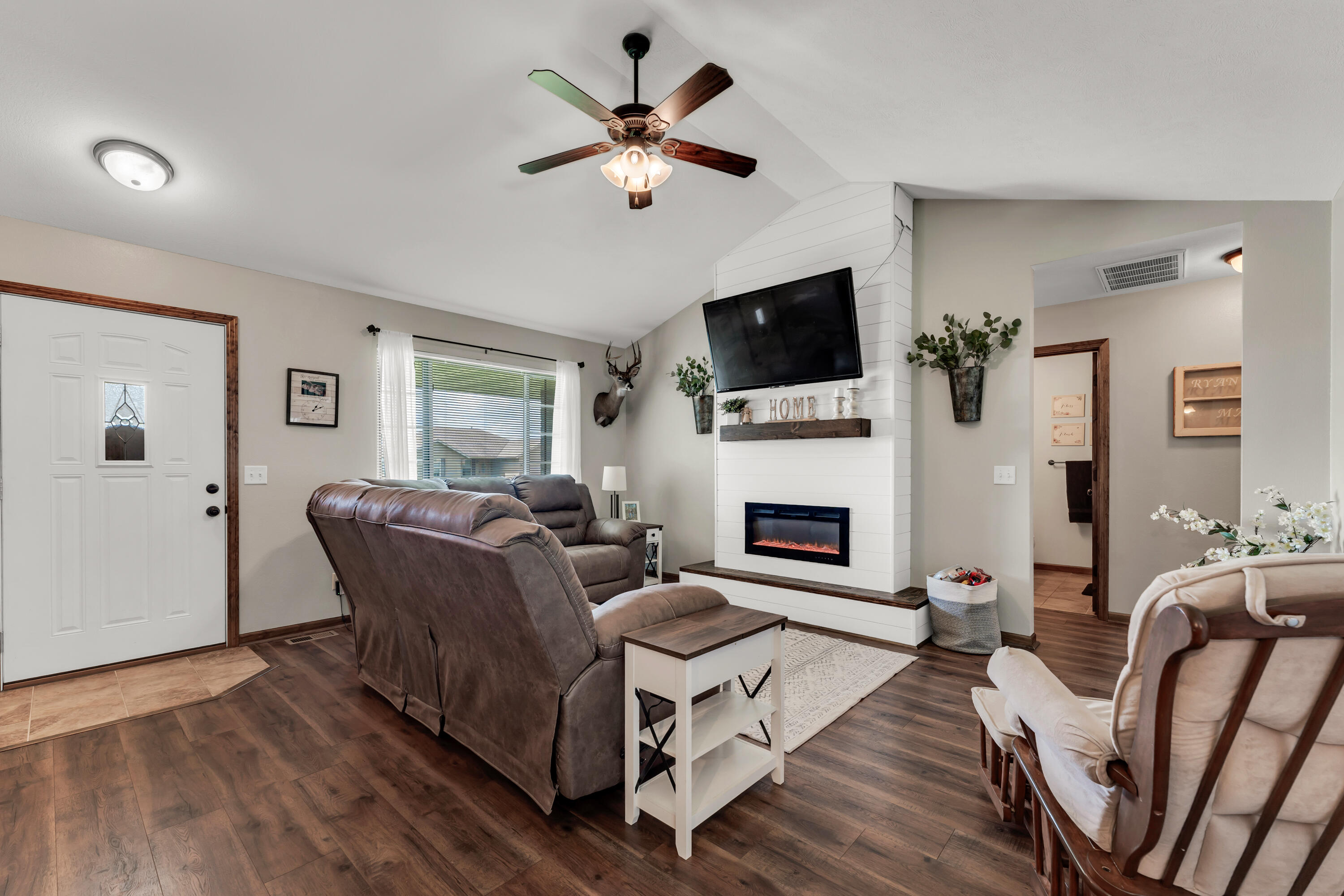 409 Bradford Pear Property Photo 2
