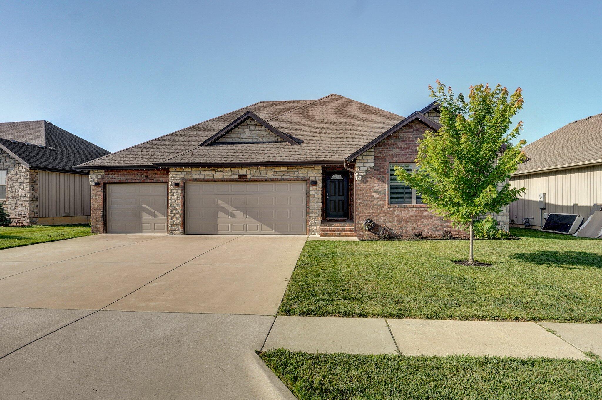 866 East Dyann Drive Property Photo 1