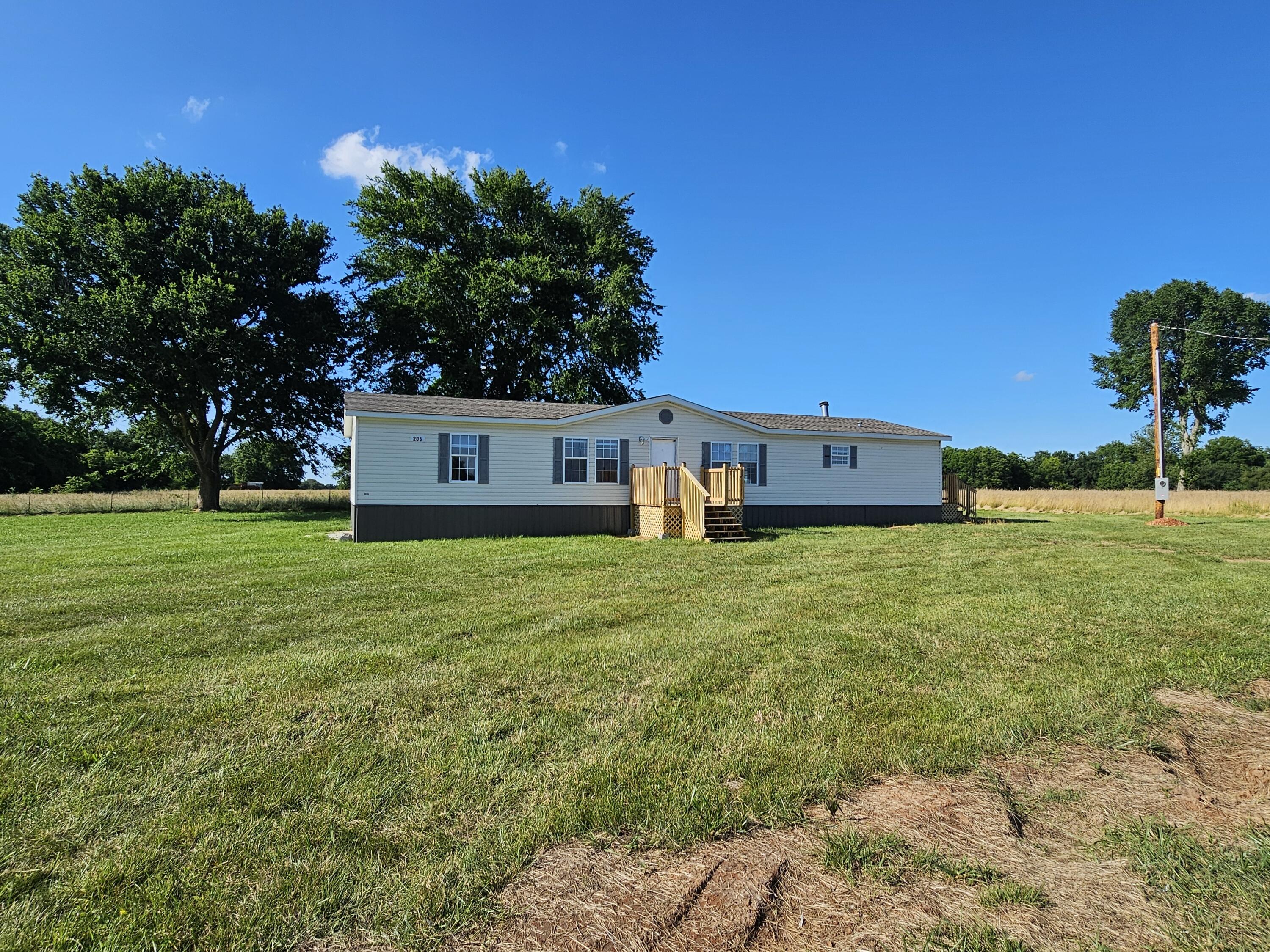 205 College Street Property Photo 3