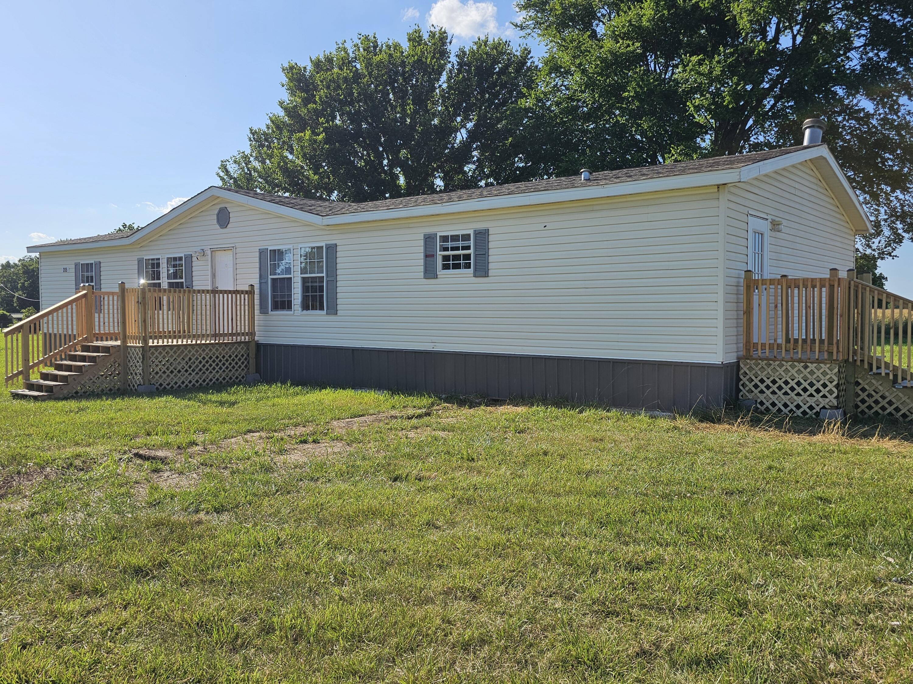 205 College Street Property Photo 4