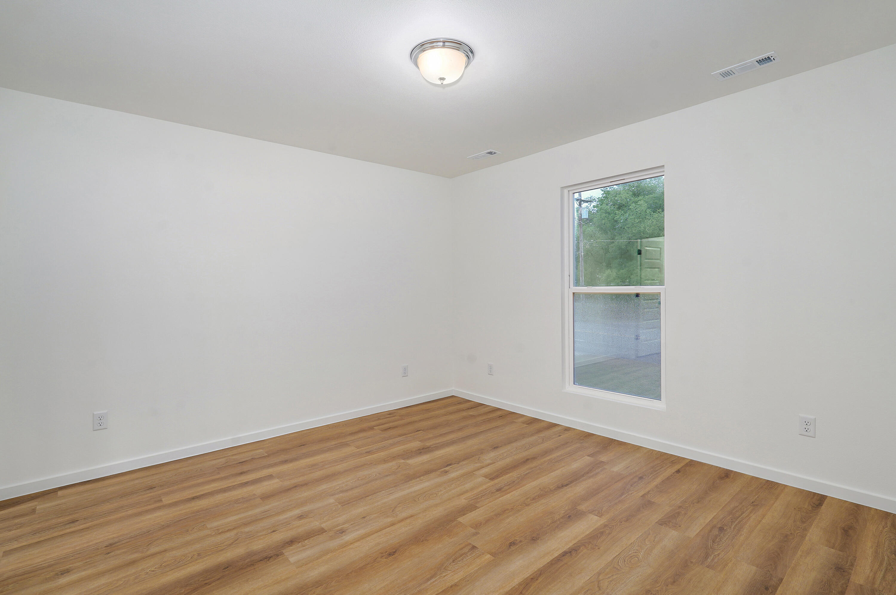2638 East 4th Street Property Photo 9
