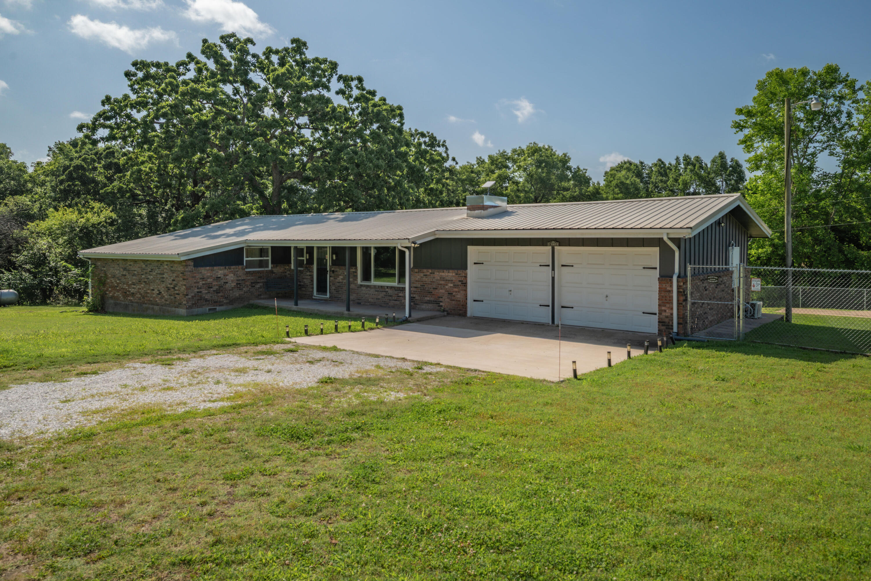 13805 Hickory Drive Property Photo 4