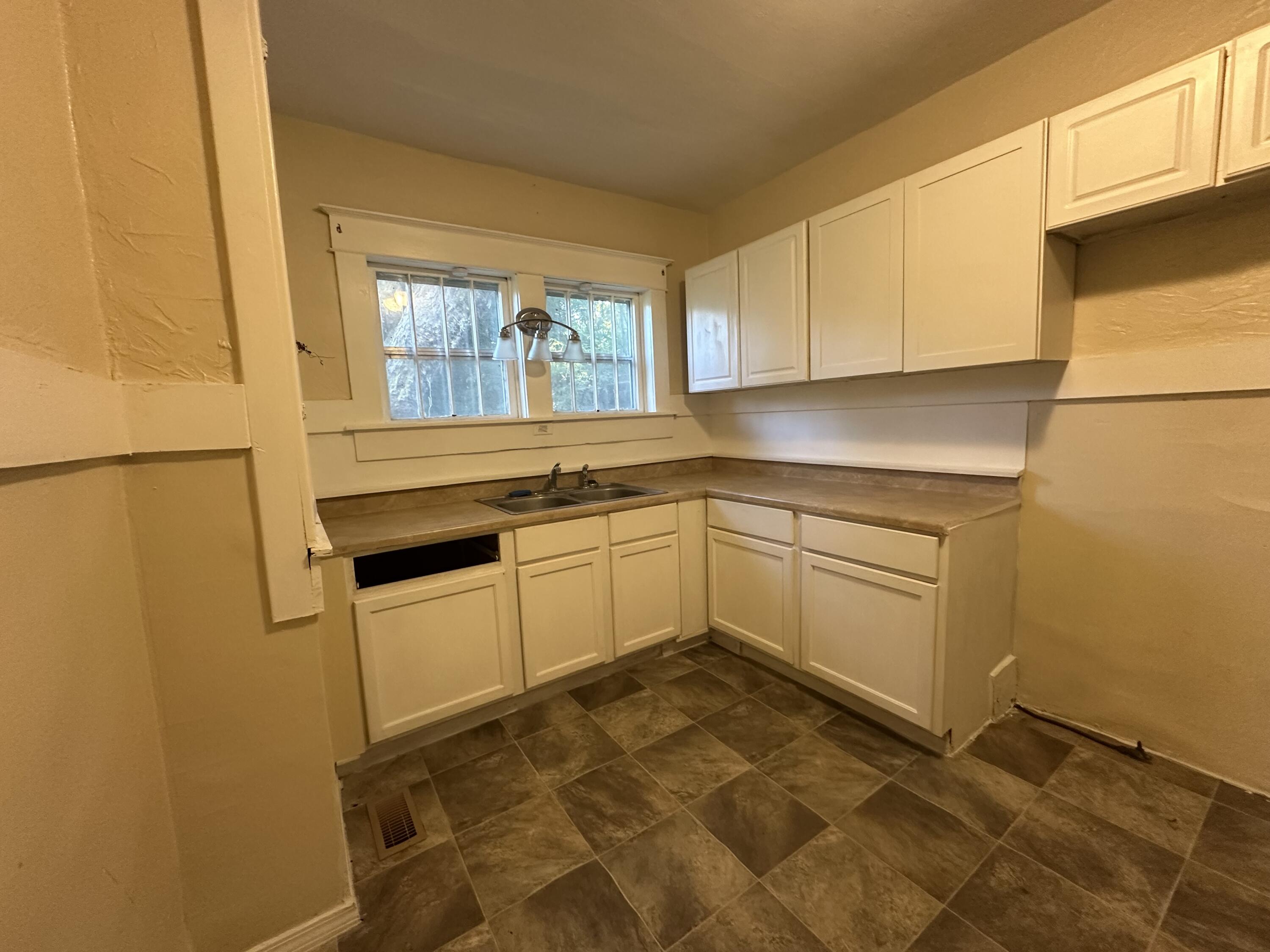 5143 Farm Road 2000 Property Photo 8