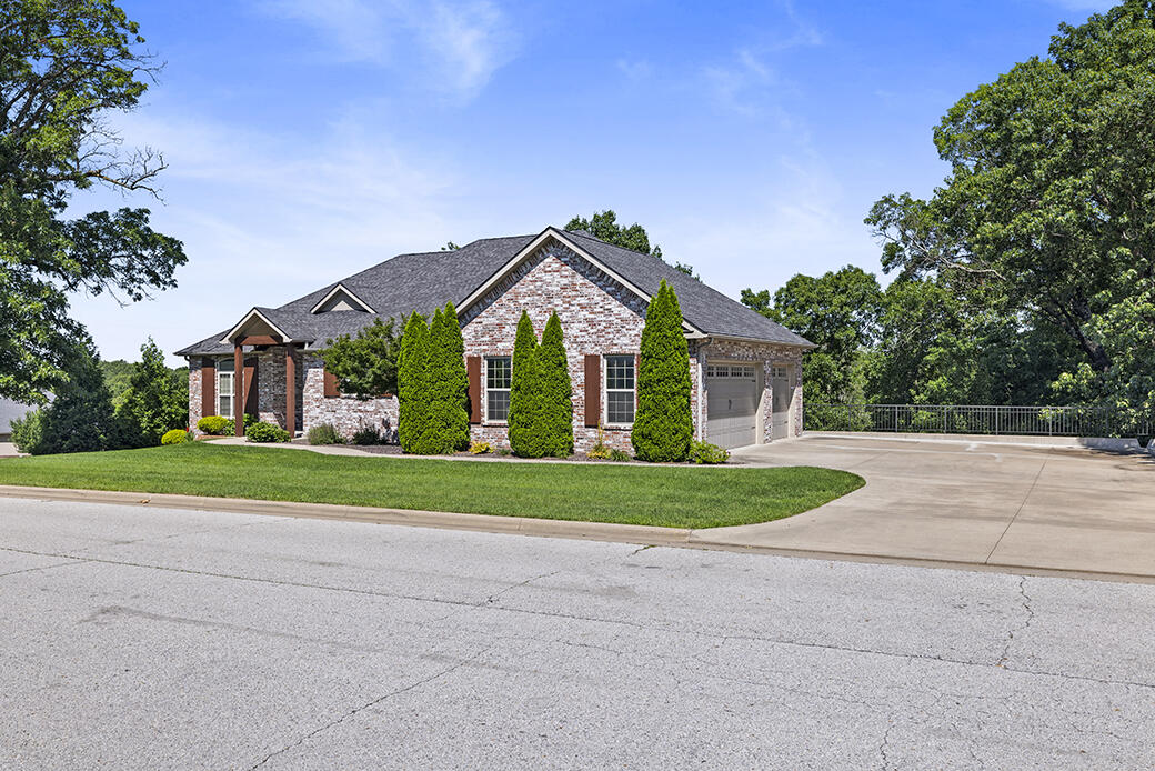 2741 Summit Drive Property Photo 2