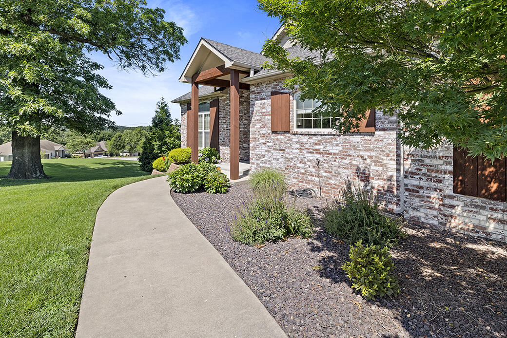 2741 Summit Drive Property Photo 3