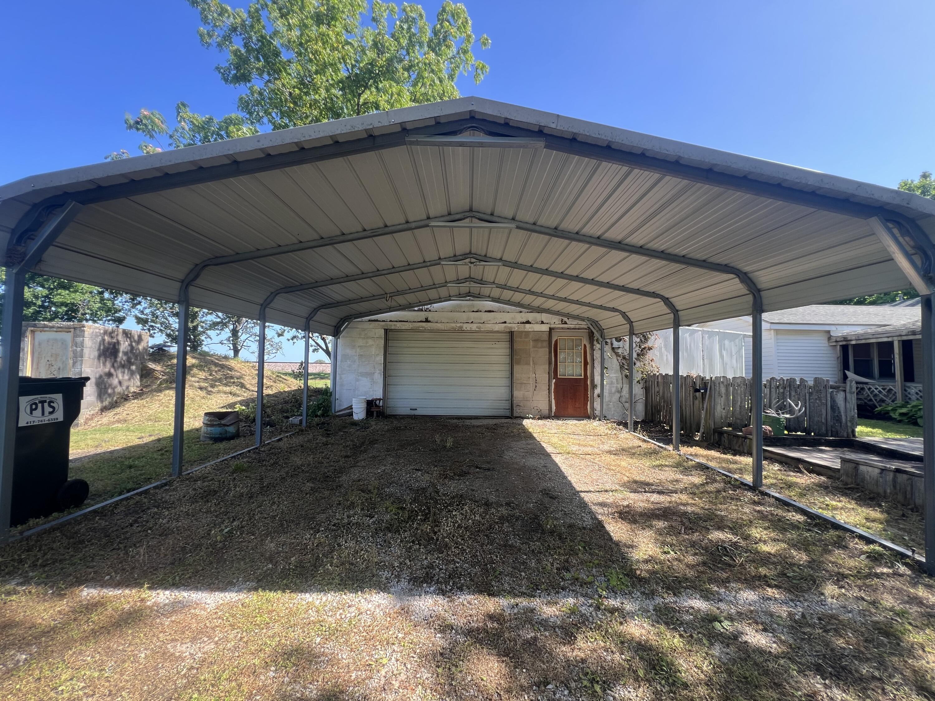 558 West Ragsdale Street Property Photo 6