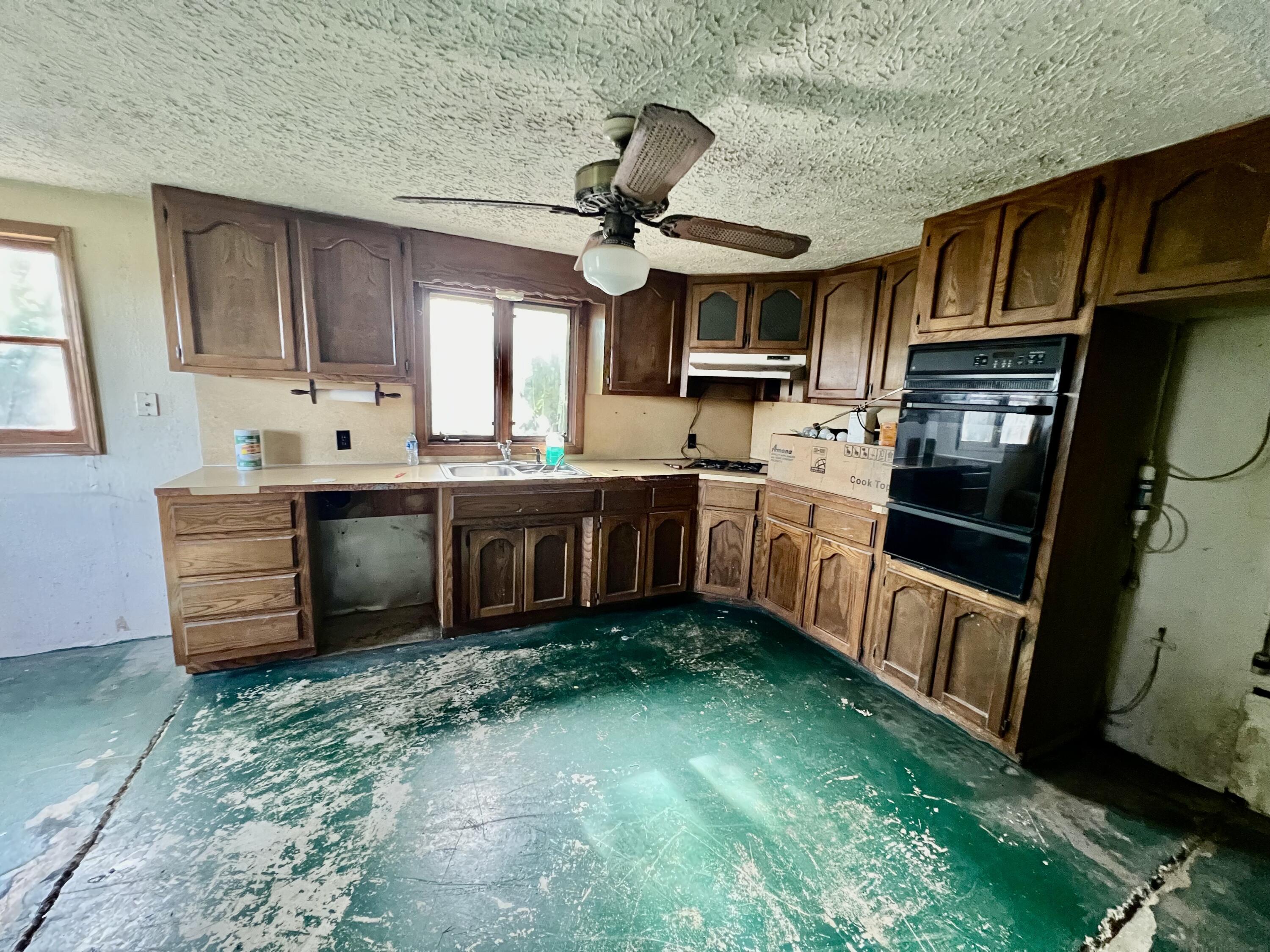 558 West Ragsdale Street Property Photo 12