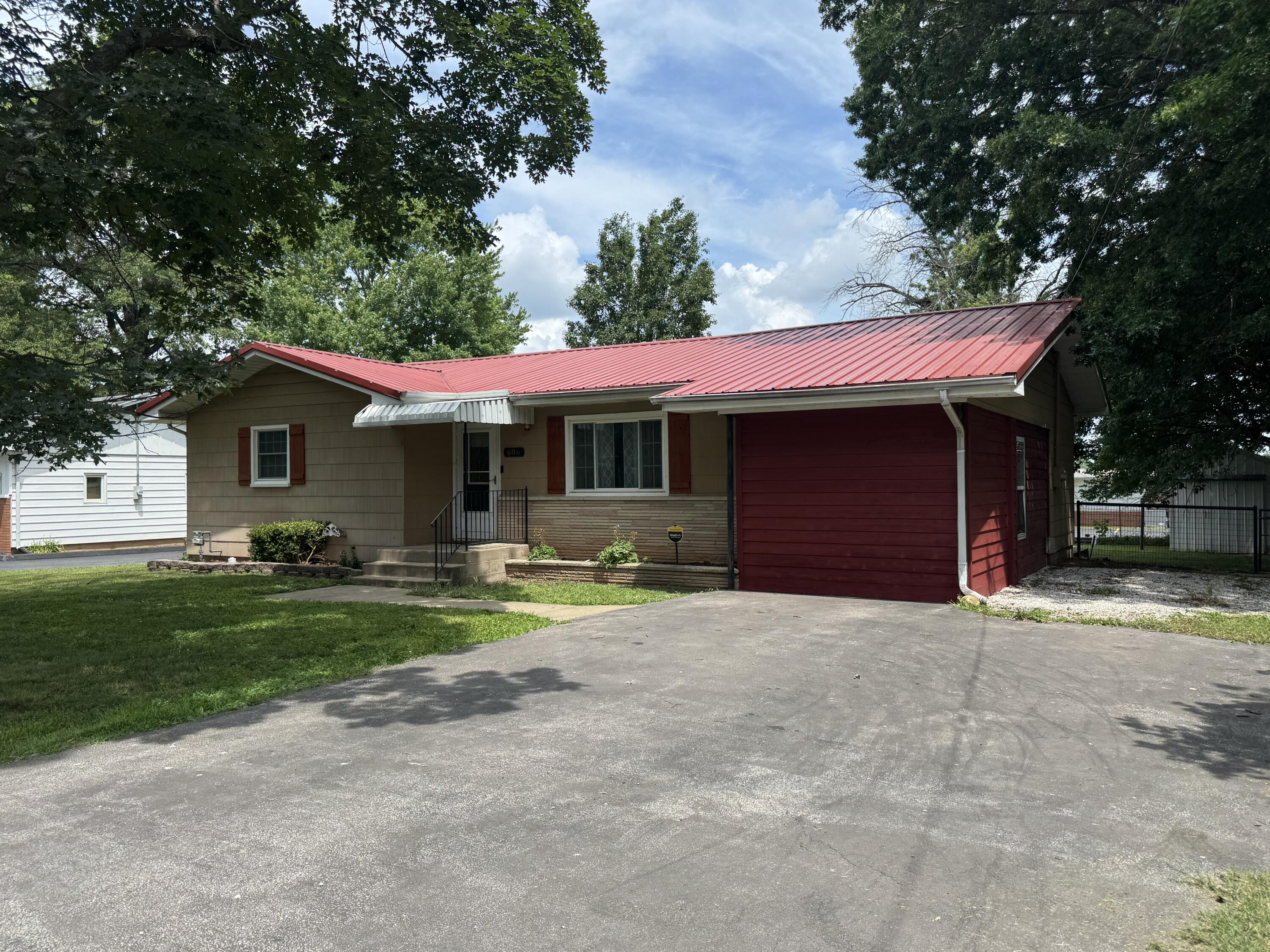 606 East Prairie Lane Property Photo 1