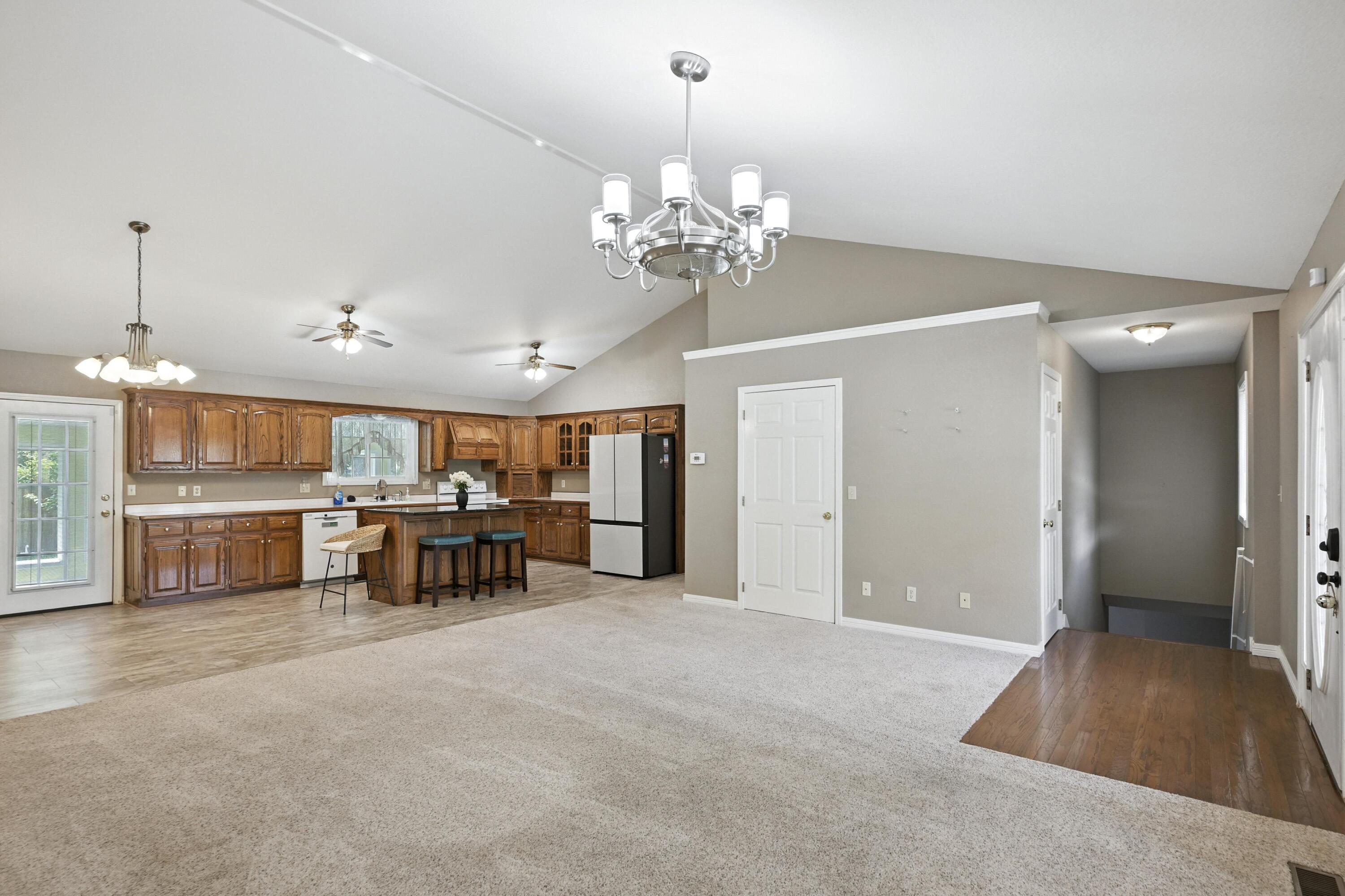1225 Skyline Drive Property Photo 6