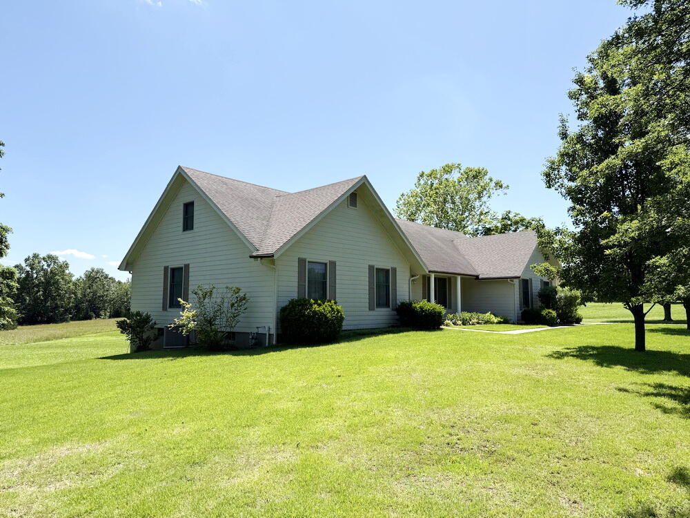 114 West Carman Road Property Photo 6