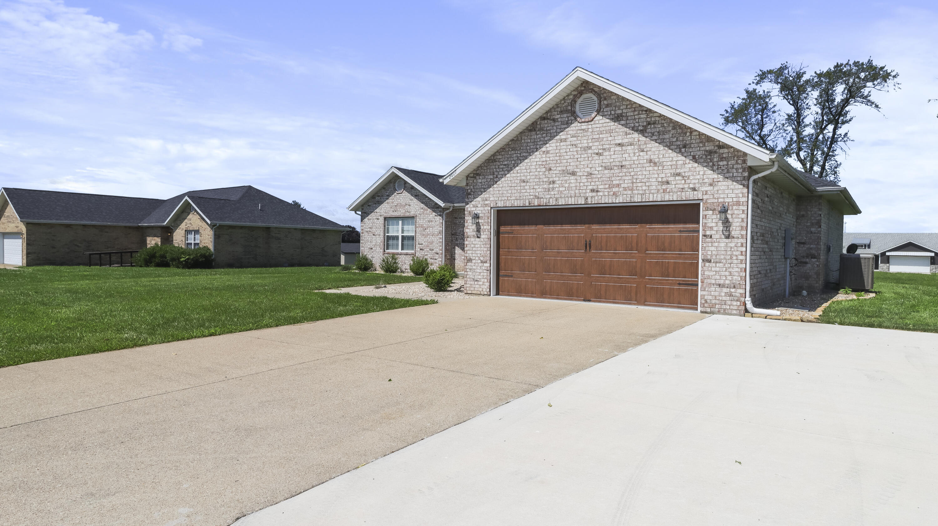 2607 Mayfield Drive Property Photo 2