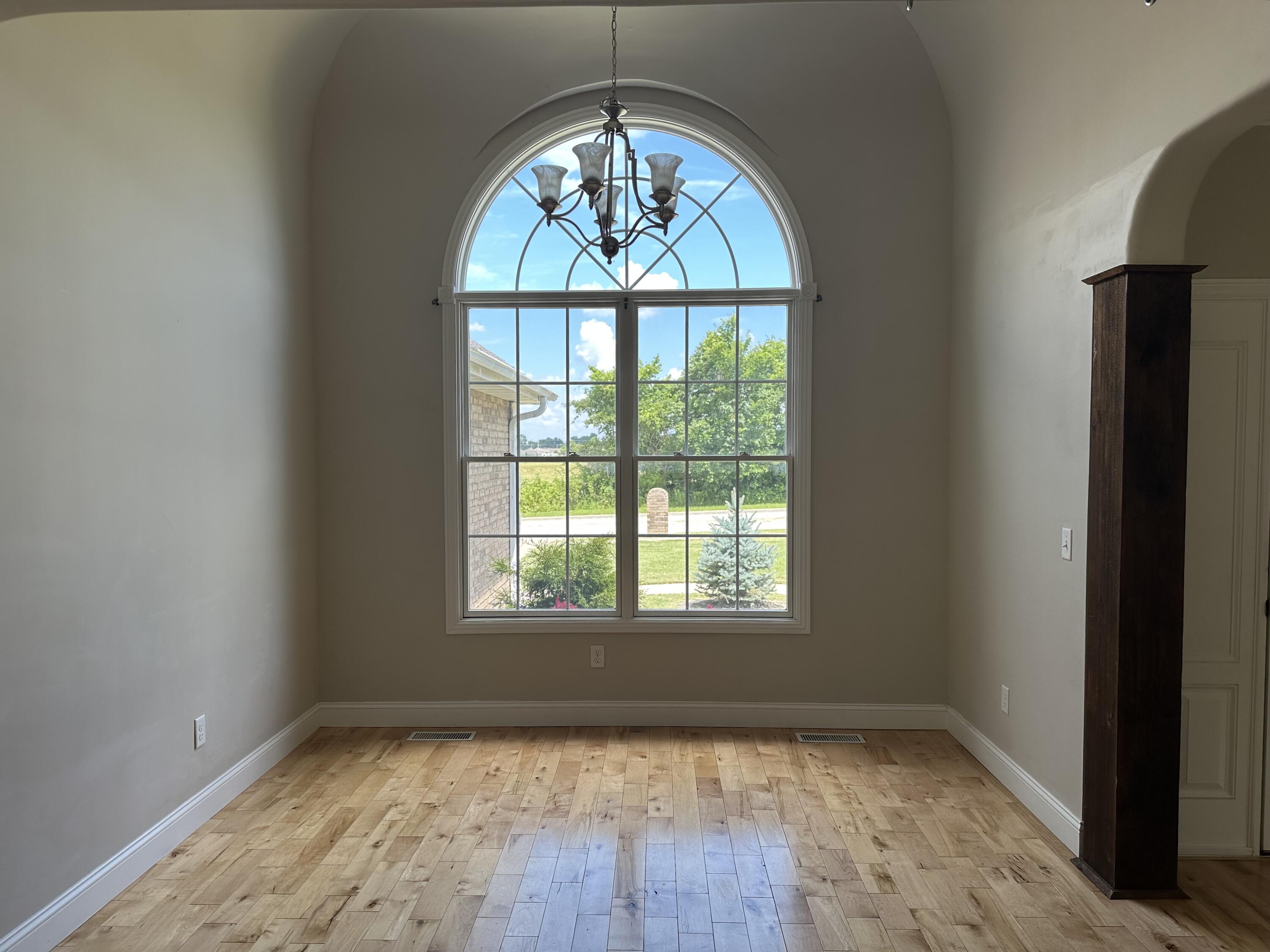 824 North Vermillion Drive Property Photo 3