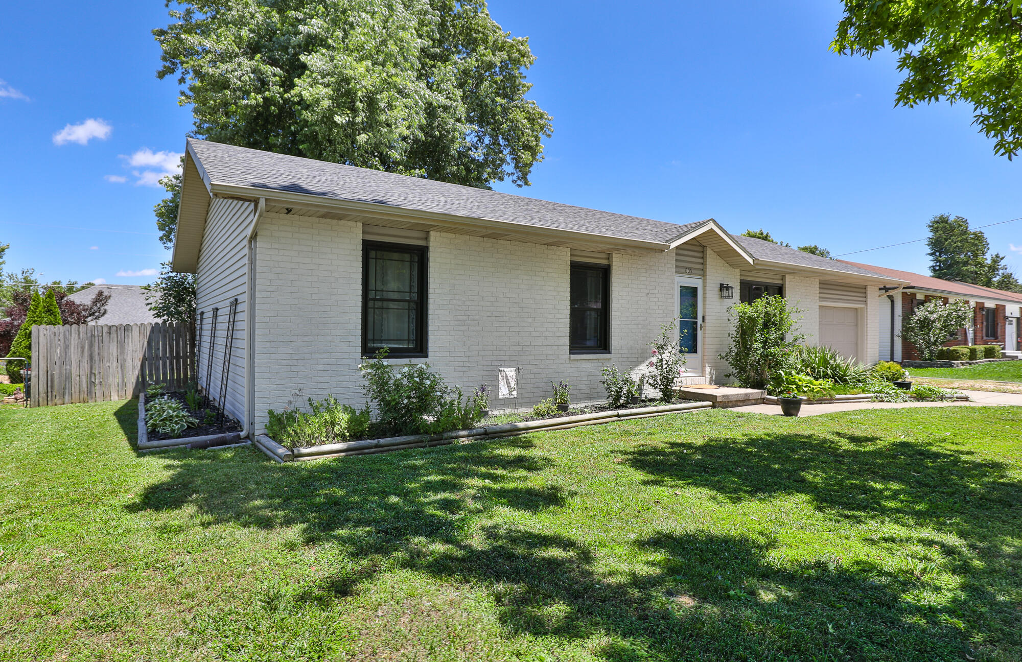 605 East Dyann Drive Property Photo 1