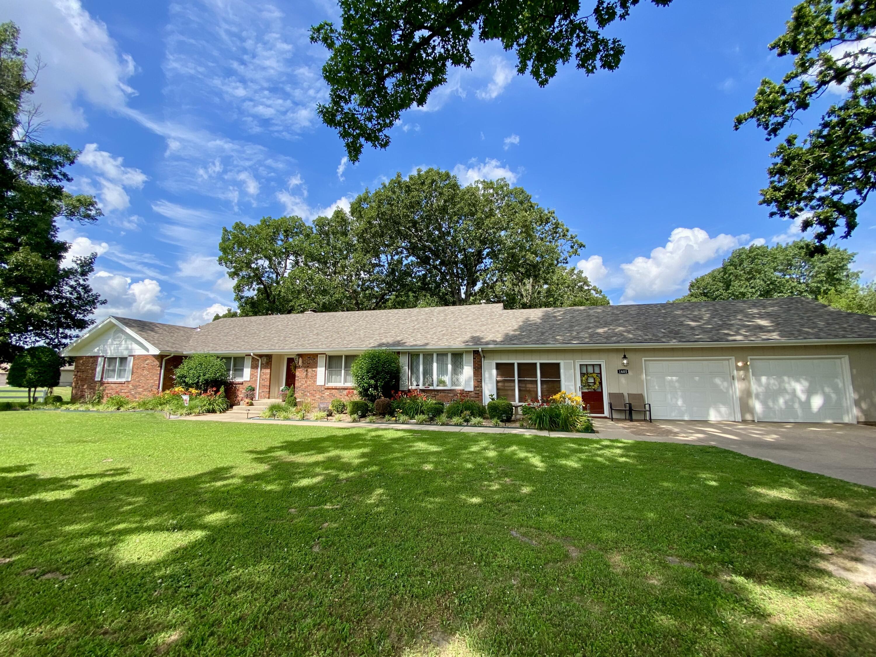 1605 South Park Avenue Property Photo 2