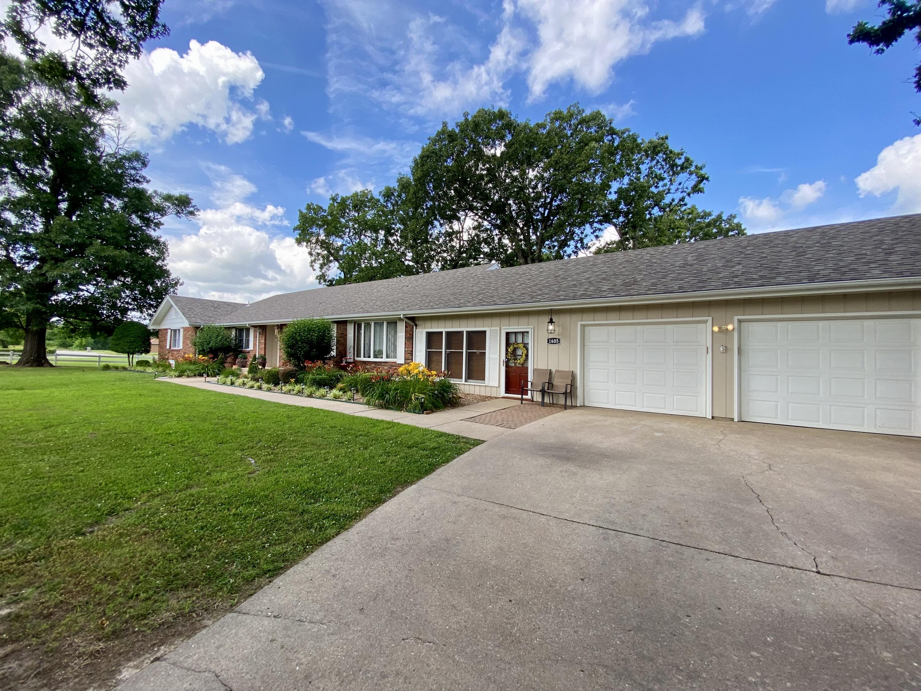 1605 South Park Avenue Property Photo 4
