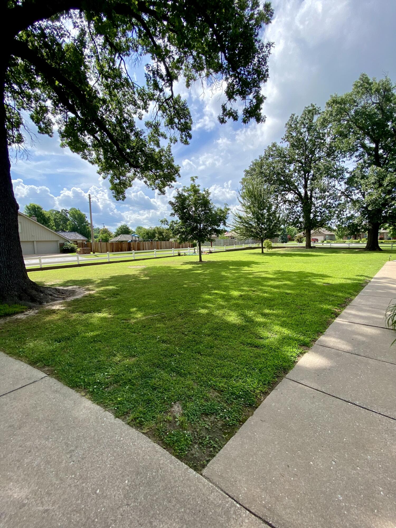 1605 South Park Avenue Property Photo 10