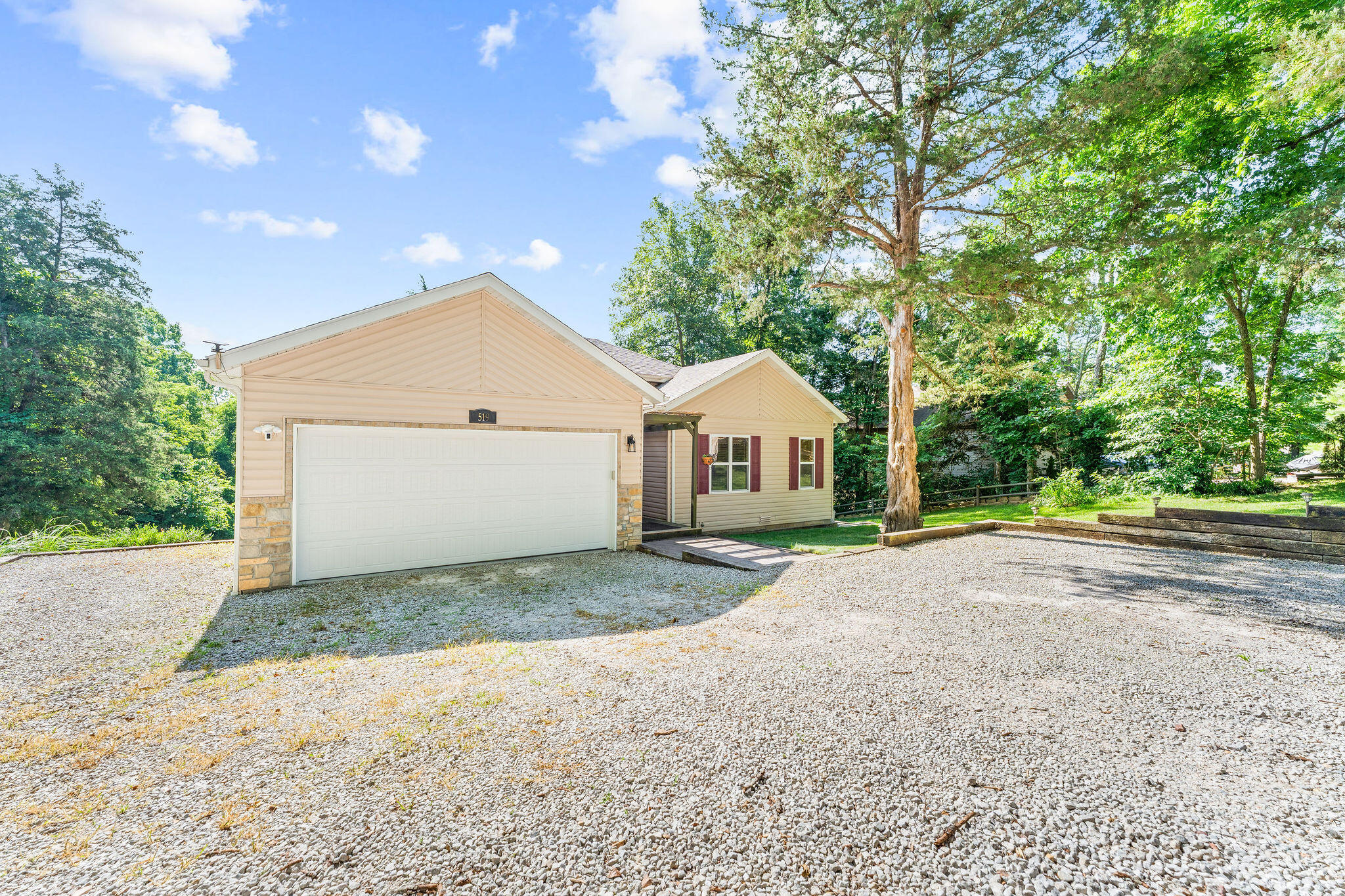 519 Iowa Colony Road Property Photo 3