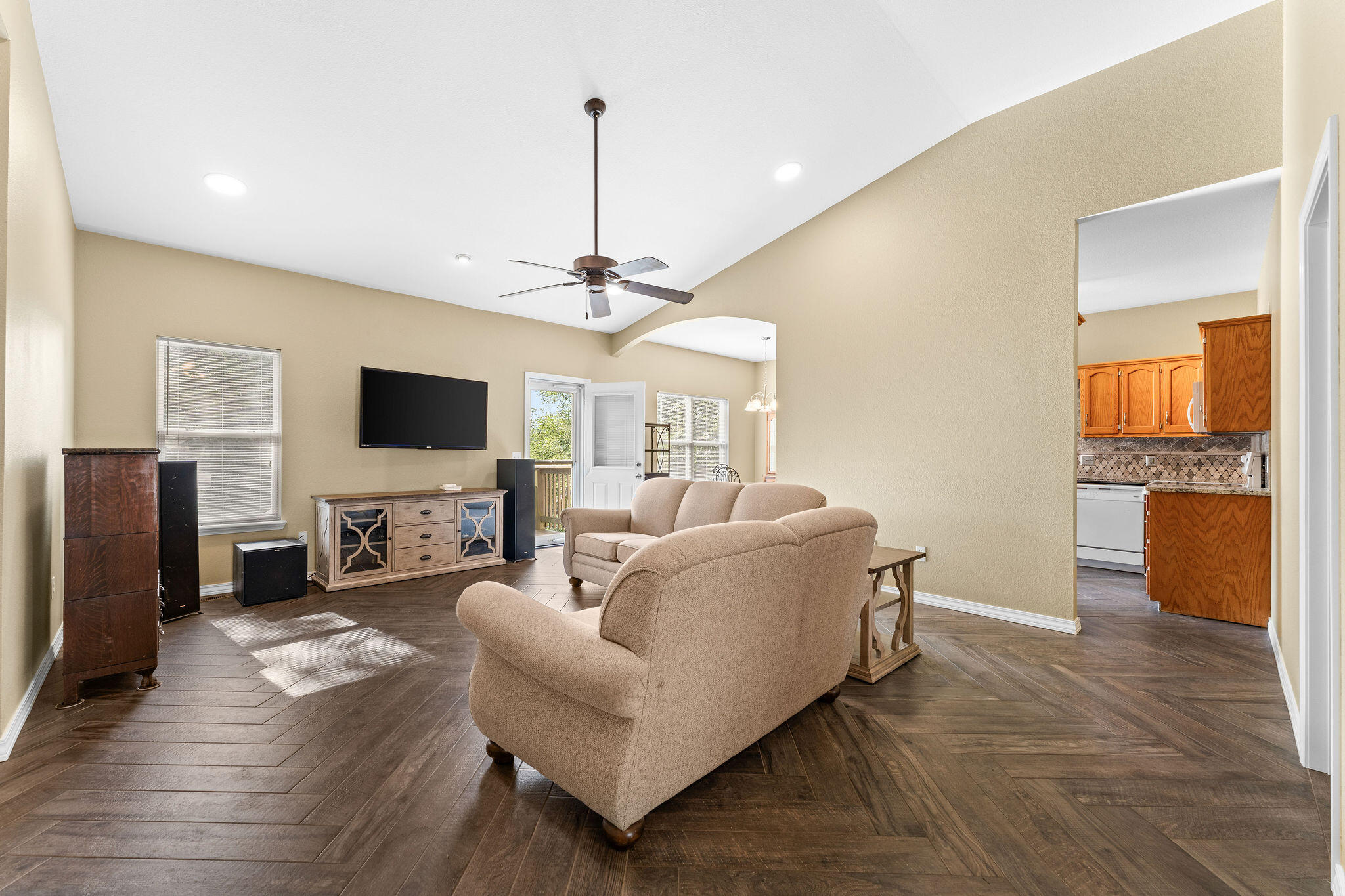 519 Iowa Colony Road Property Photo 4