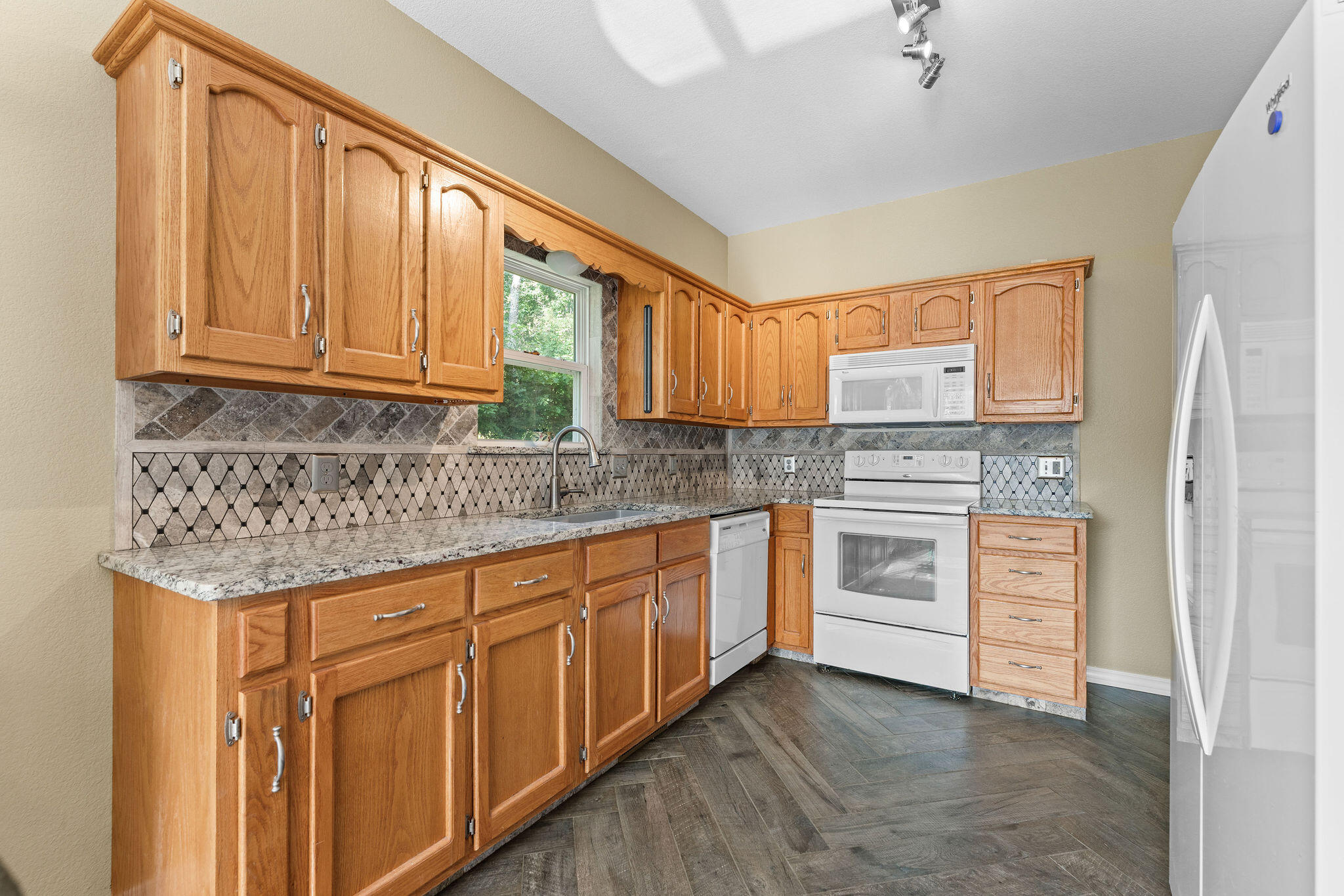 519 Iowa Colony Road Property Photo 6