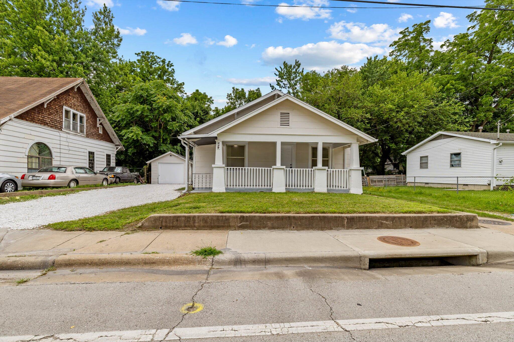 936 West Division Street Property Photo 2