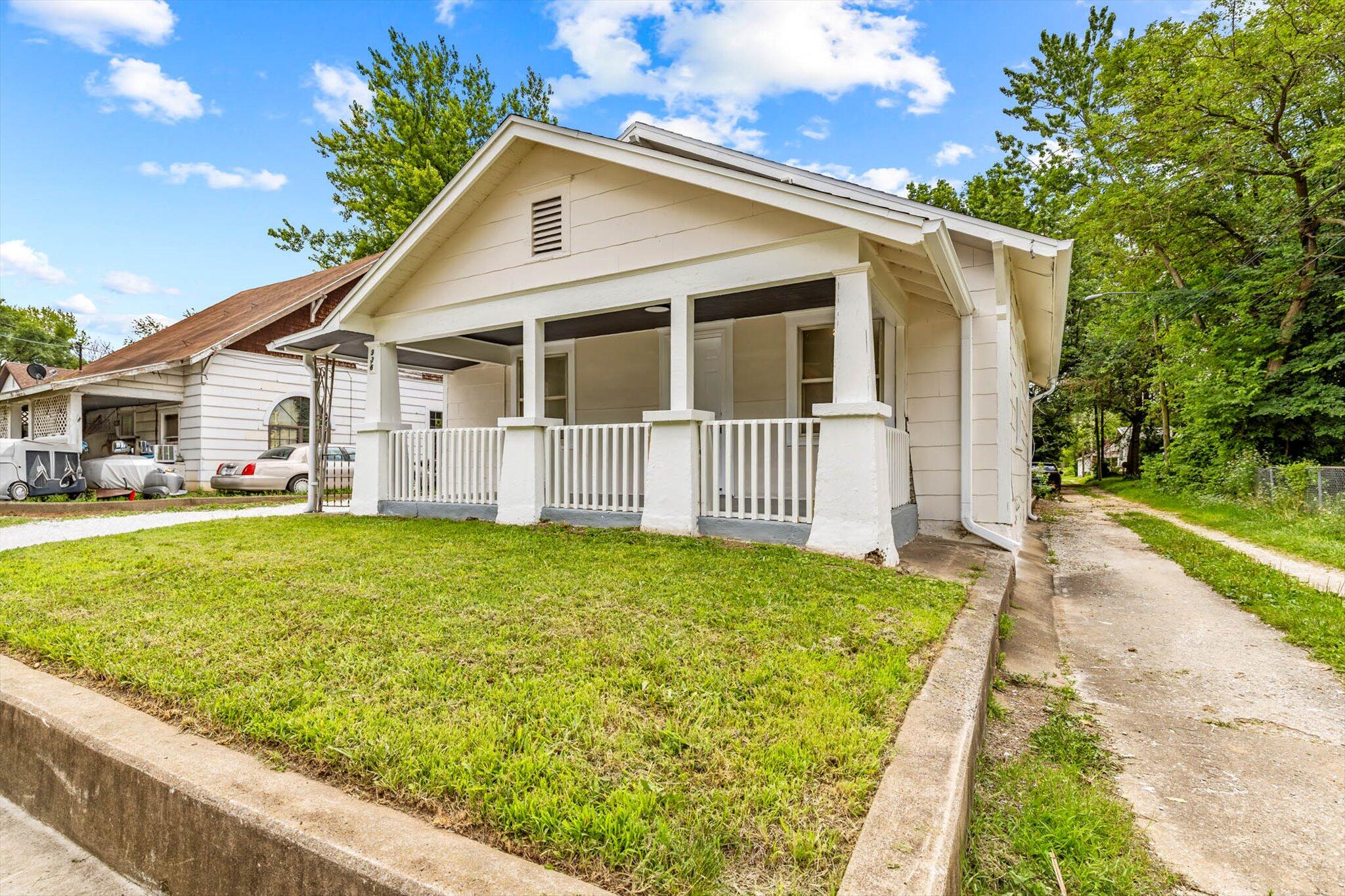 936 West Division Street Property Photo 3