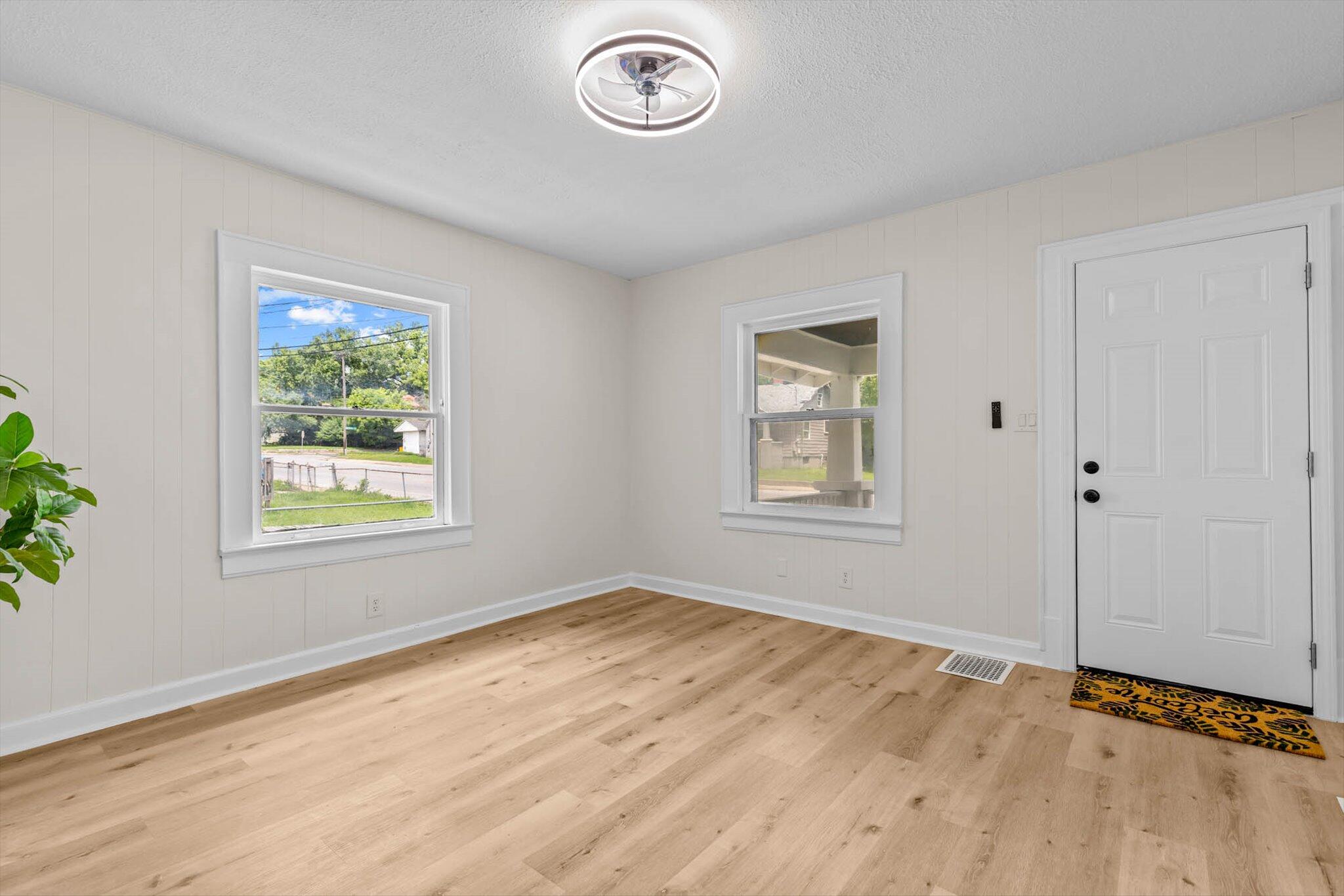 936 West Division Street Property Photo 4