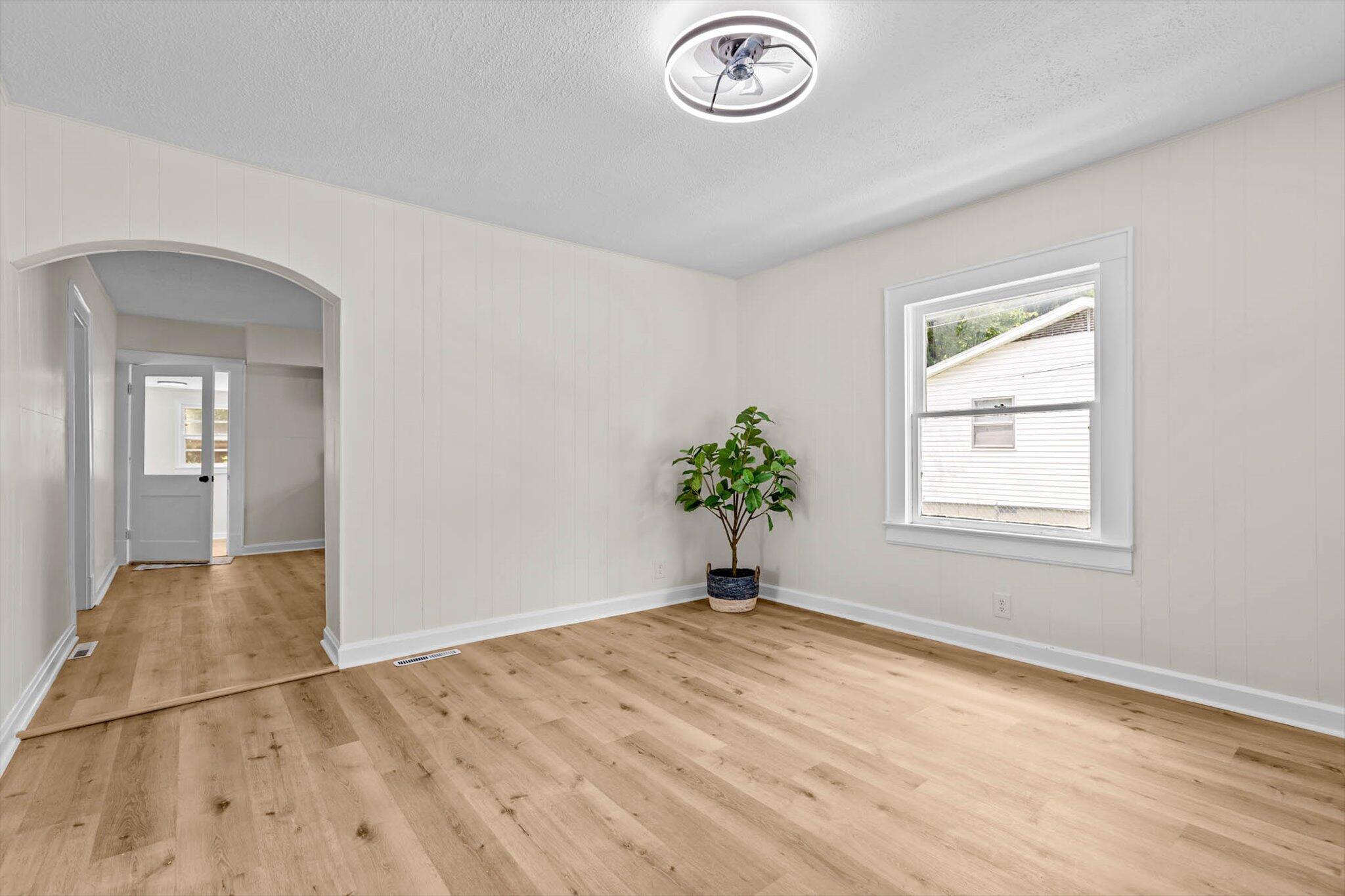 936 West Division Street Property Photo 5